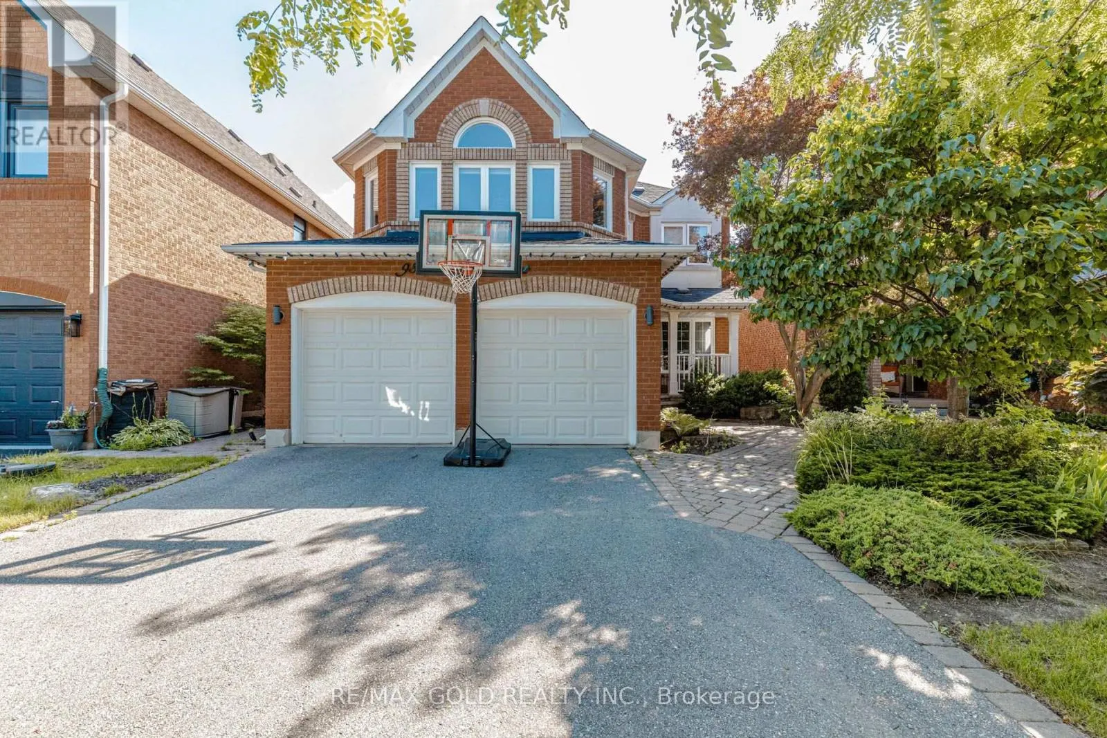 93 LAUCHLIN CRESCENT