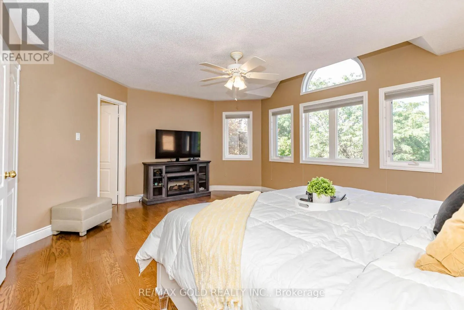 93 LAUCHLIN CRESCENT