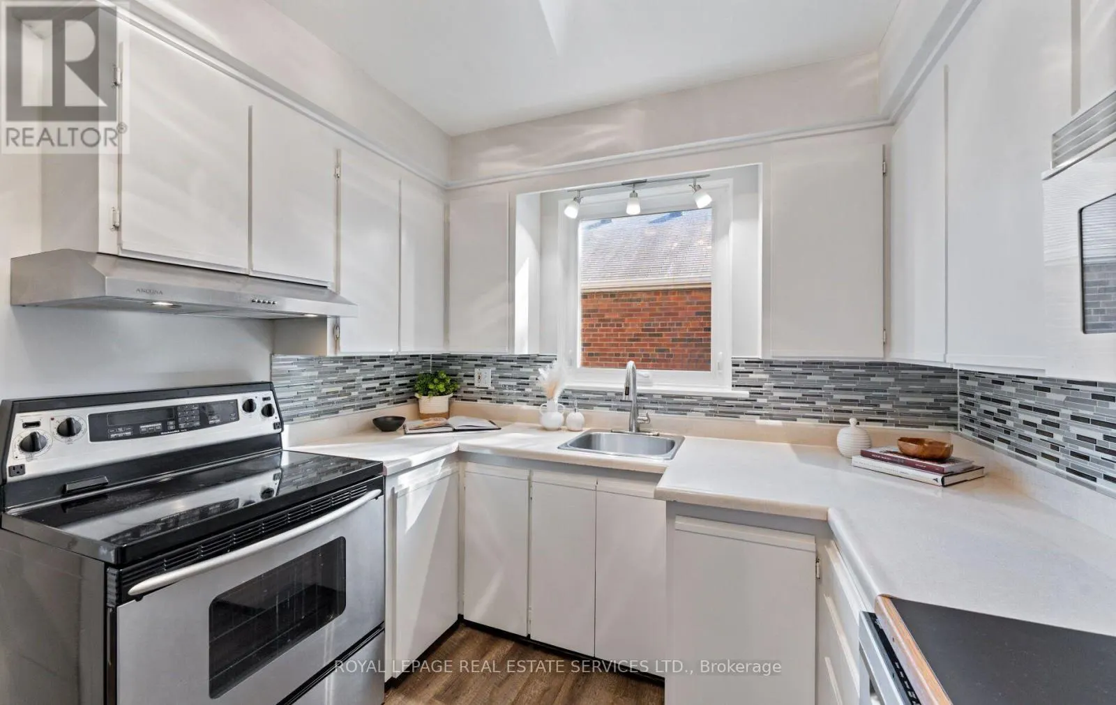 90 SILVERHILL DRIVE