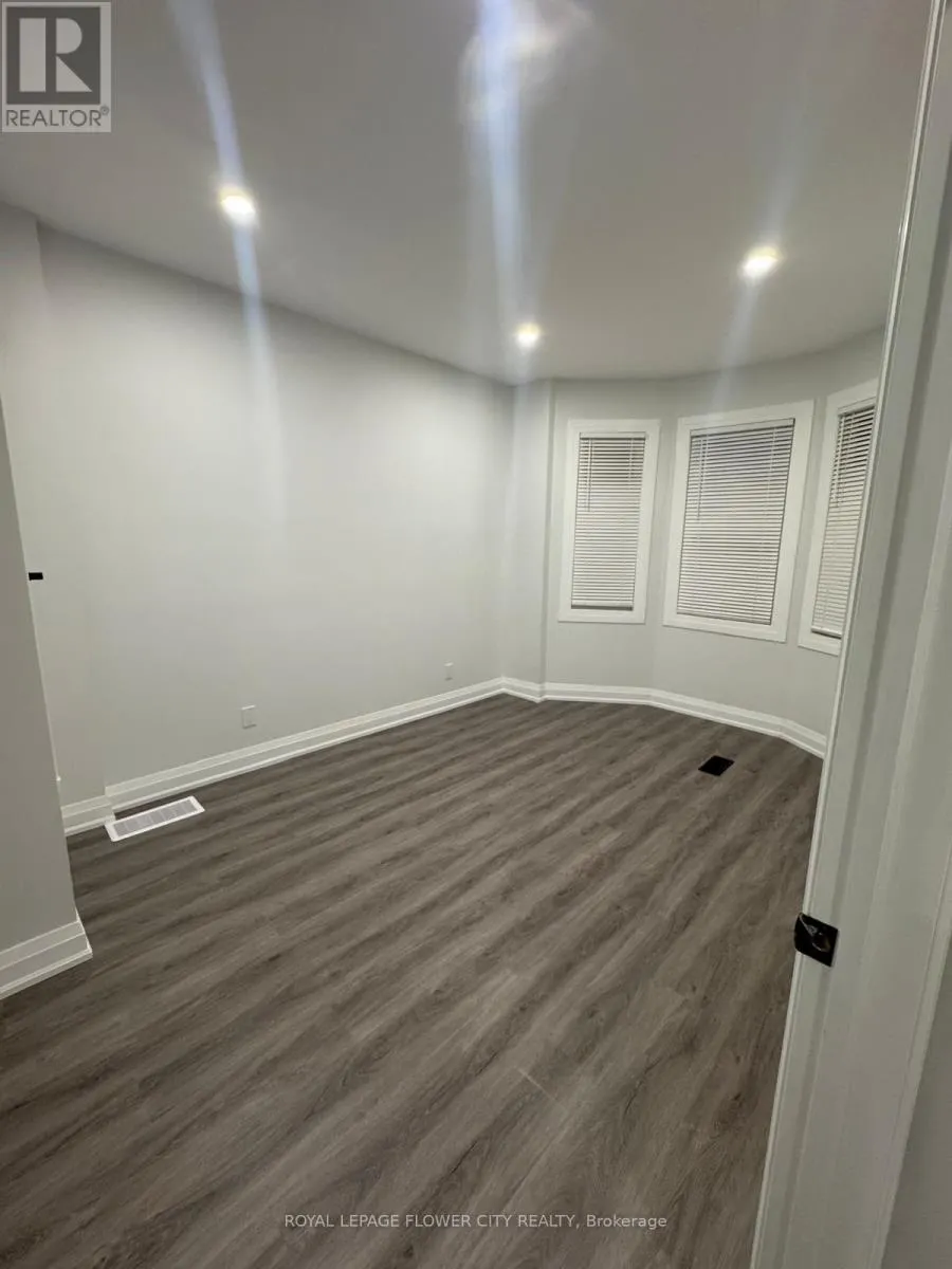 #UPPER - 414 PERTH AVENUE