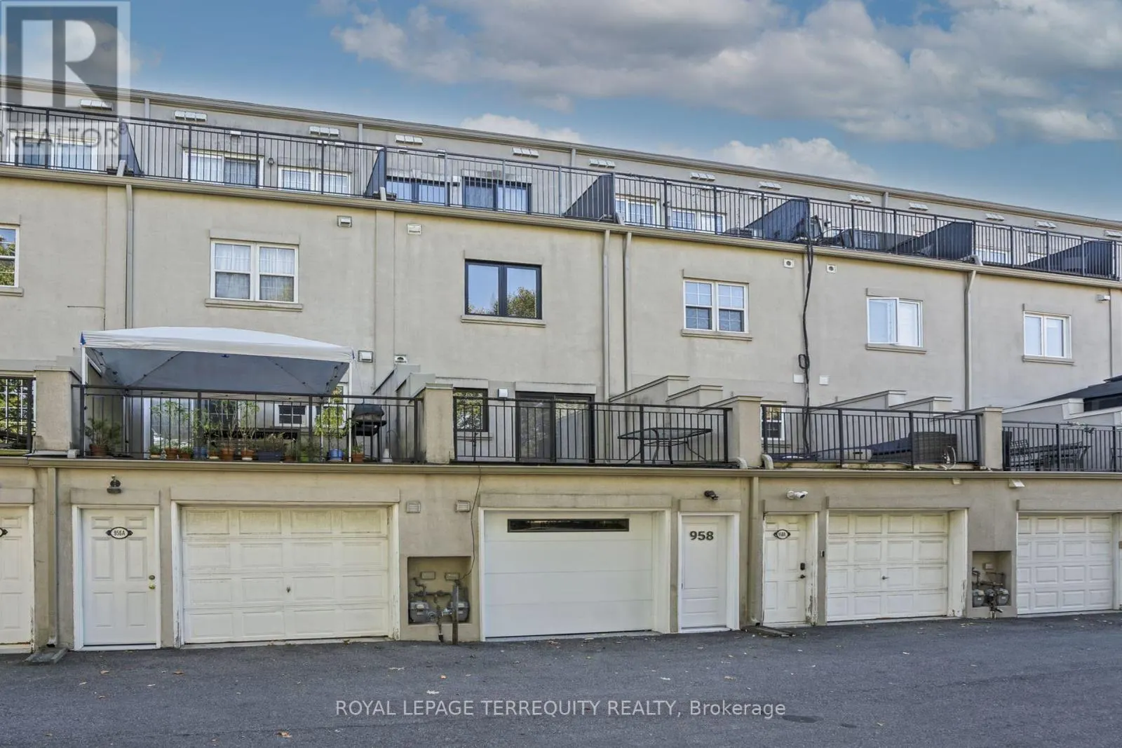 958 THE QUEENSWAY