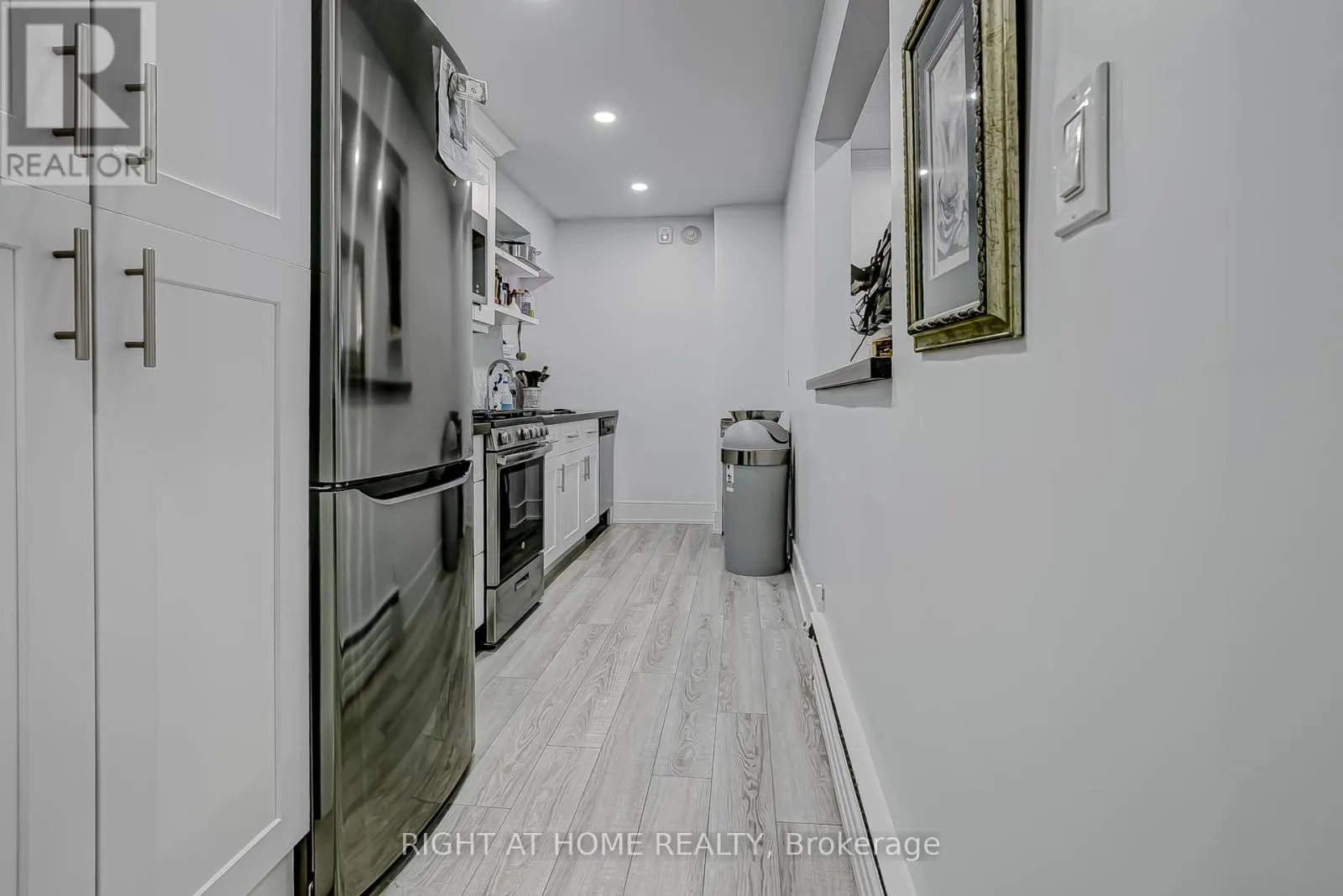 181 LAKESHORE ROAD E