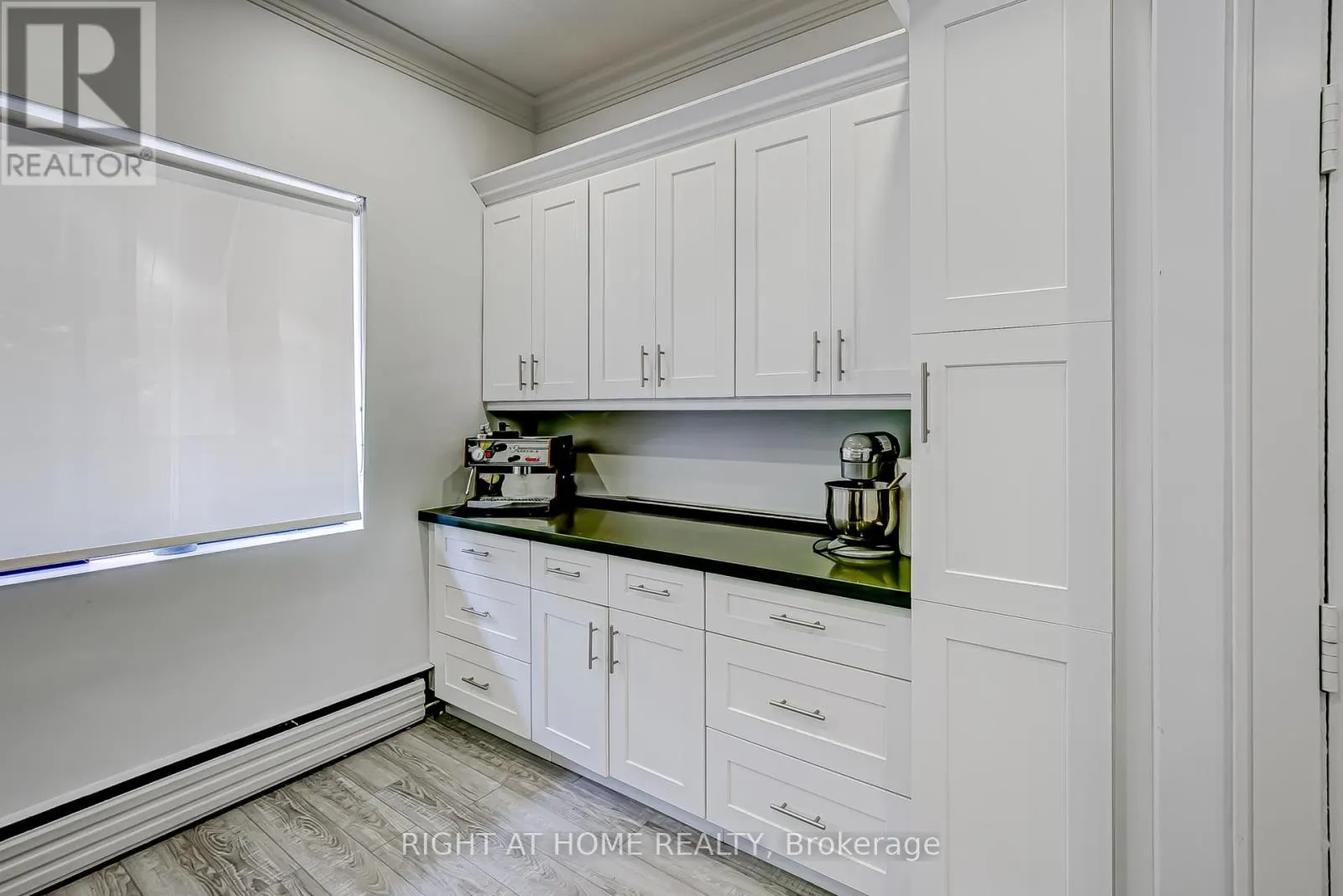 181 LAKESHORE ROAD E