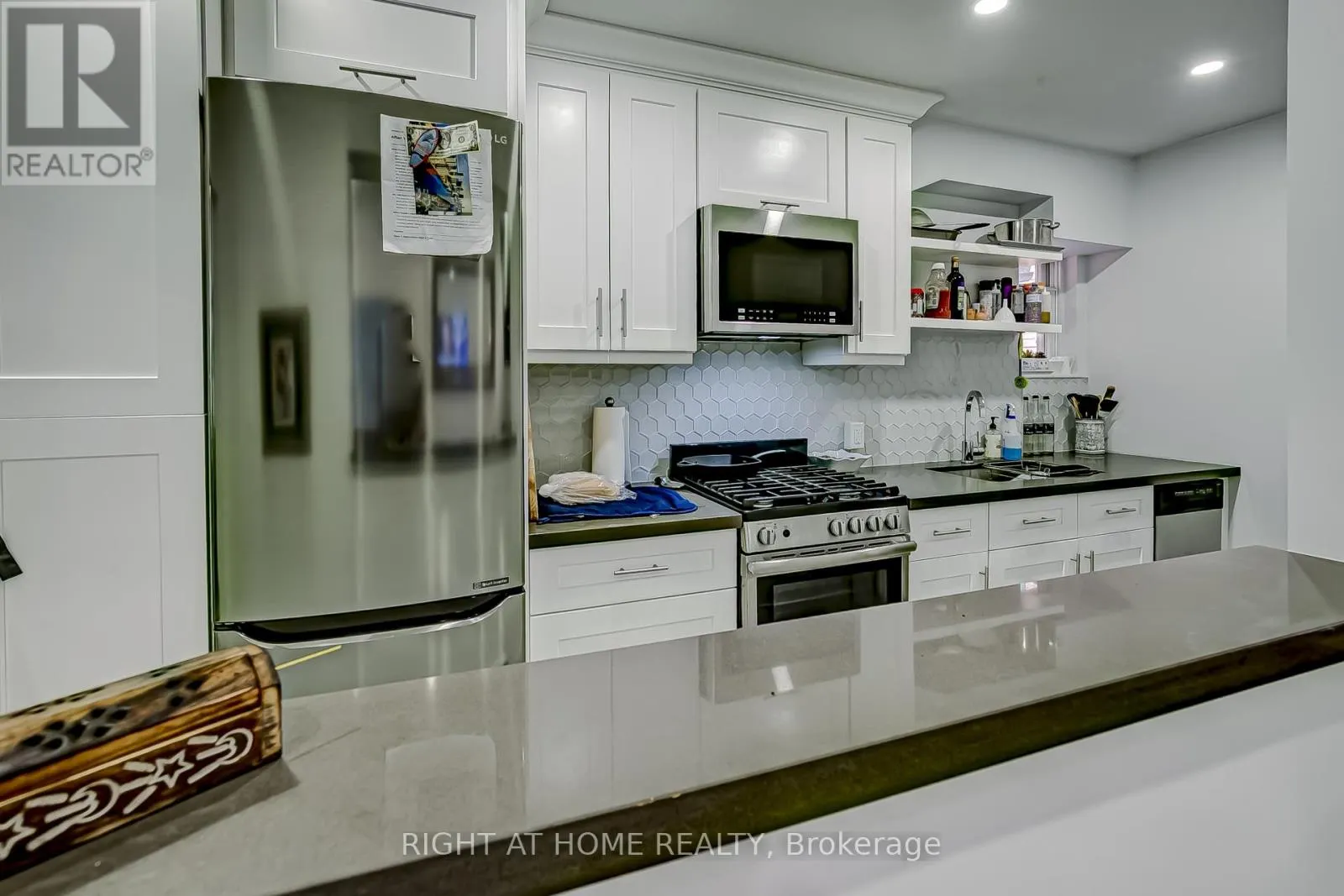 181 LAKESHORE ROAD E