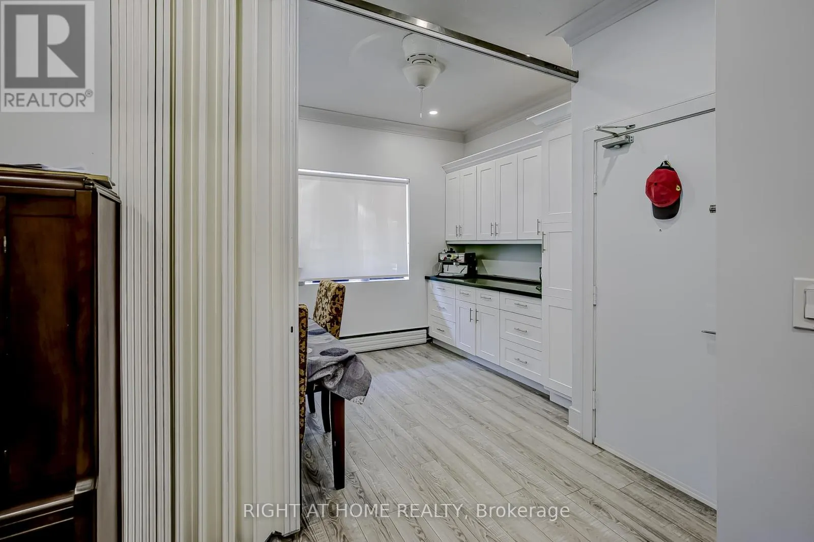 181 LAKESHORE ROAD E