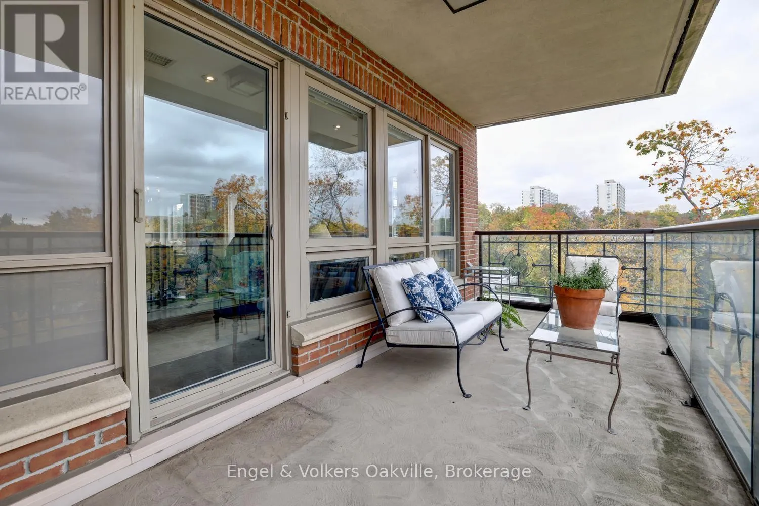 305 - 111 FORSYTHE STREET #305