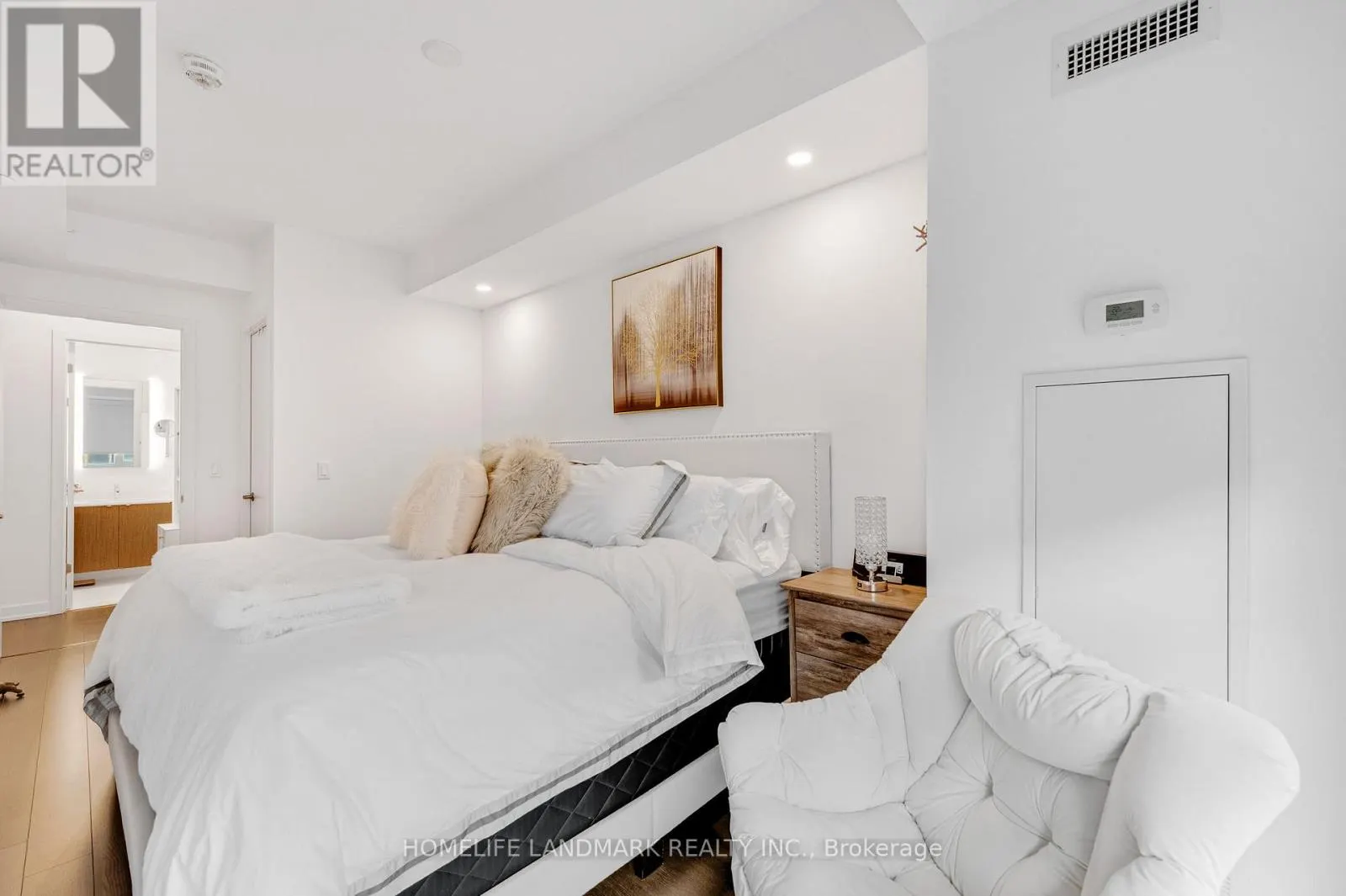 B213 - 5240 DUNDAS STREET