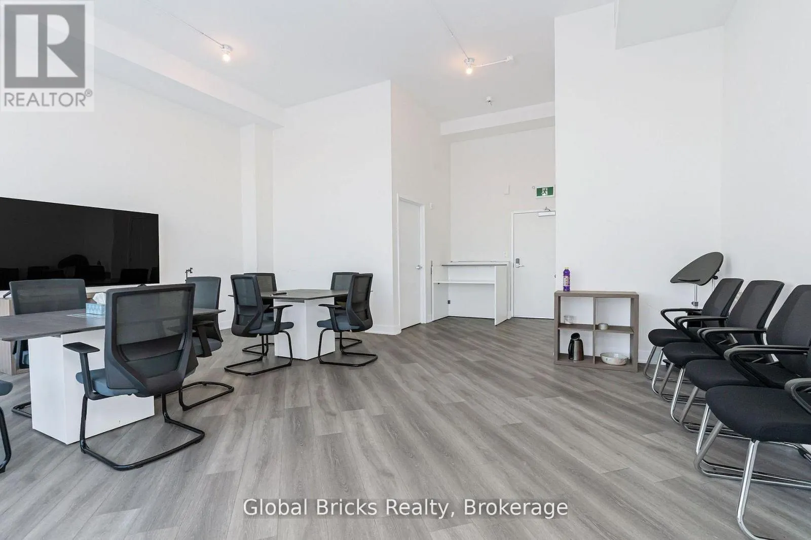 49 BURNHAMTHORPE ROAD E