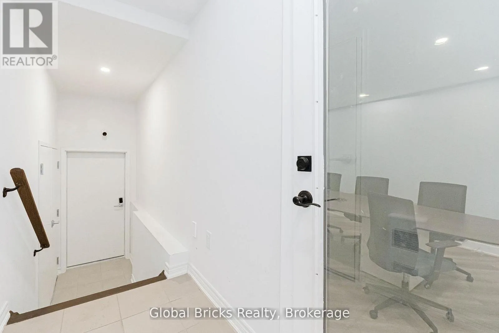 49 BURNHAMTHORPE ROAD E