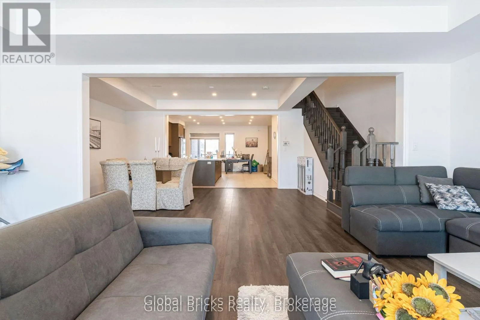 49 BURNHAMTHORPE ROAD E