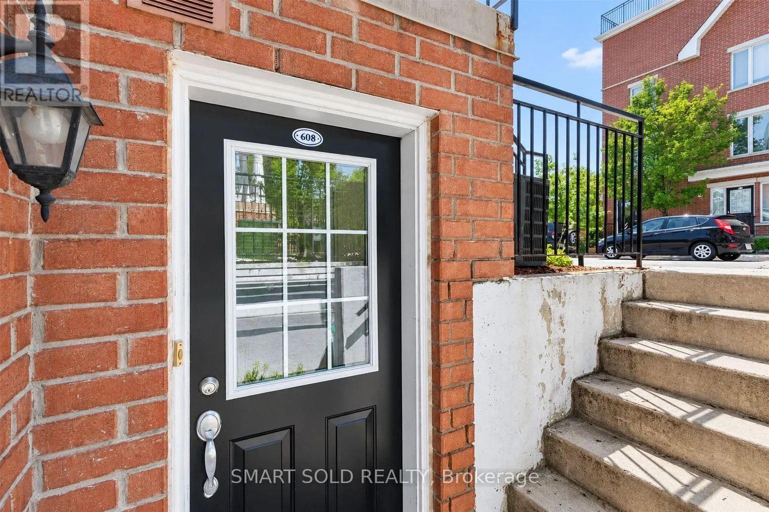 608 - 15 LAIDLAW STREET
