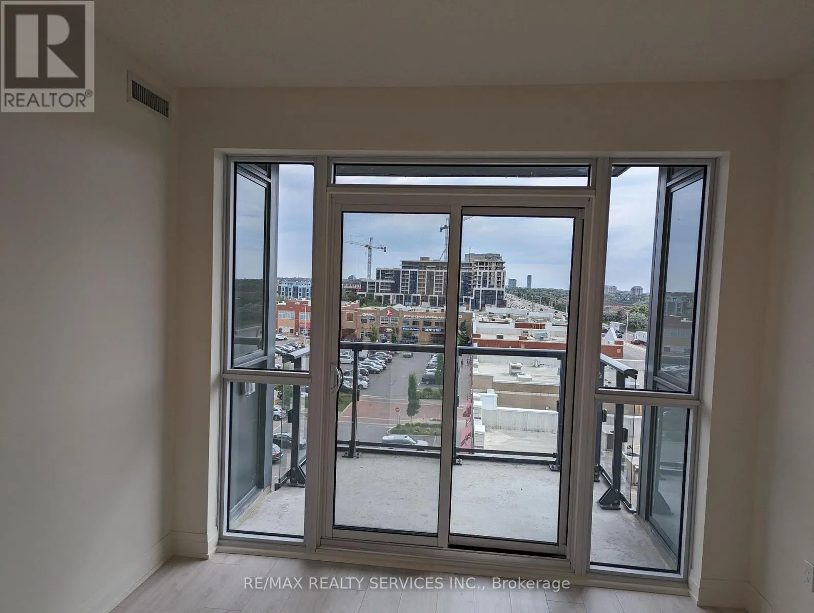 516 - 509 DUNDAS STREET W