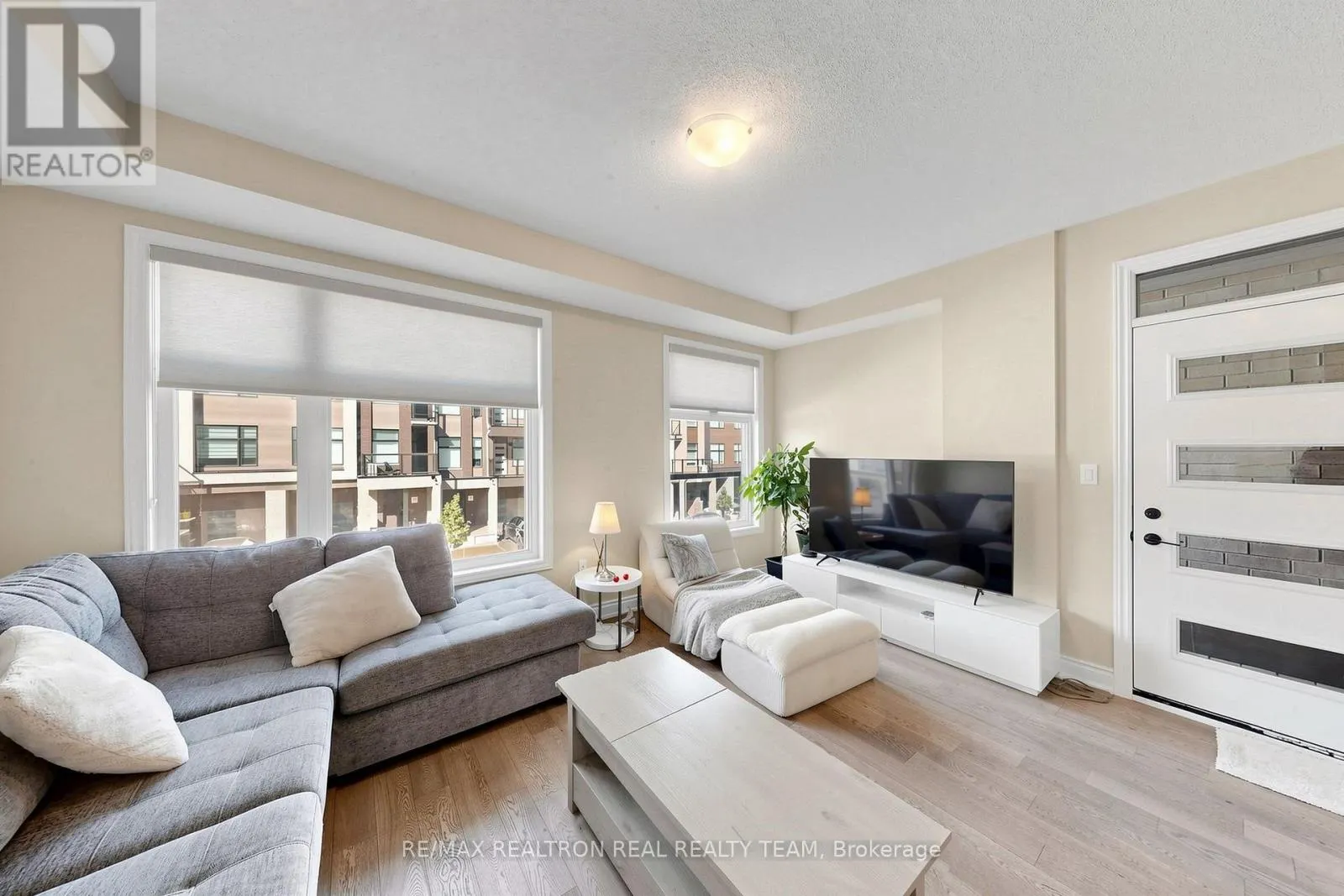 1284 DEMPSTER LANE