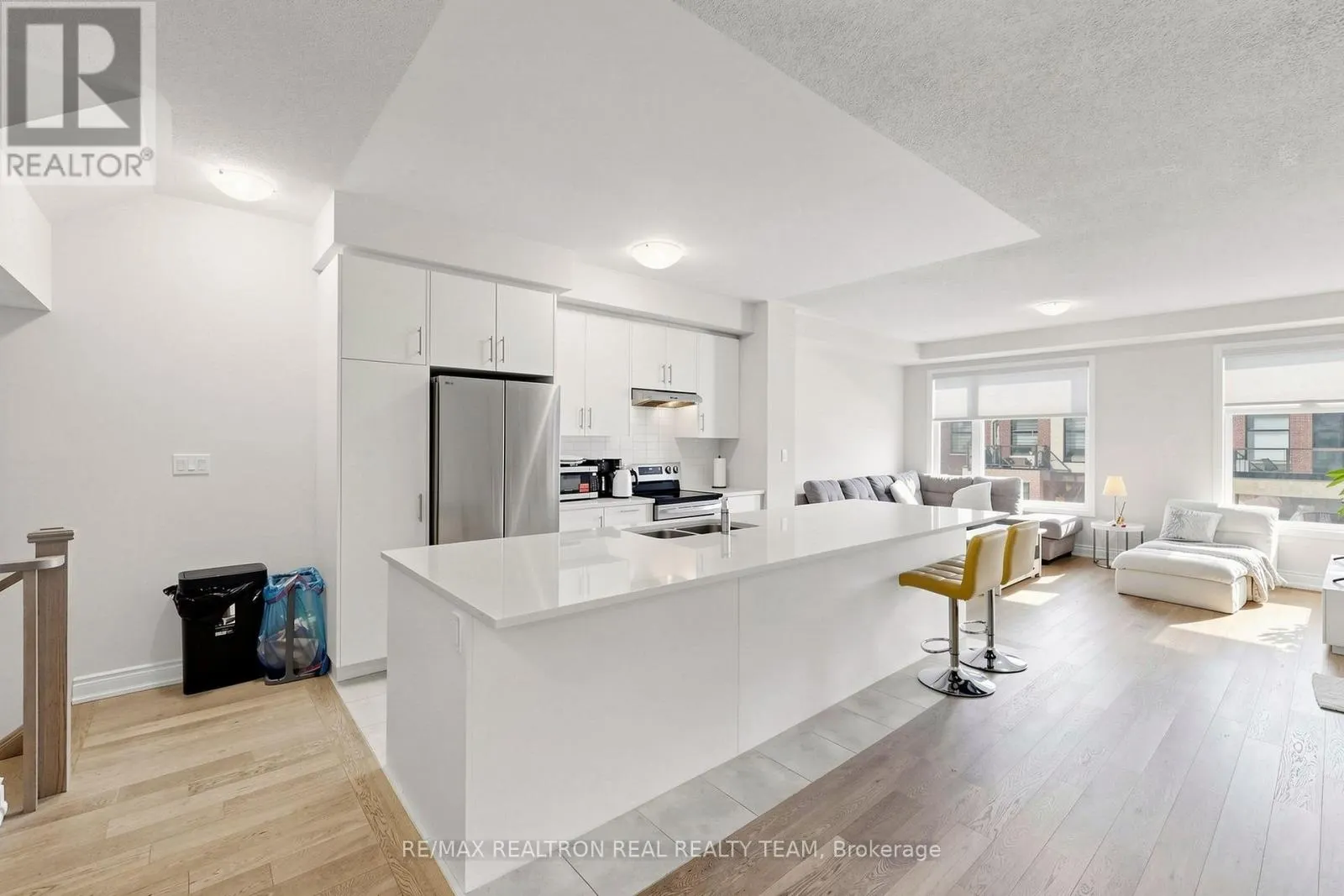 1284 DEMPSTER LANE