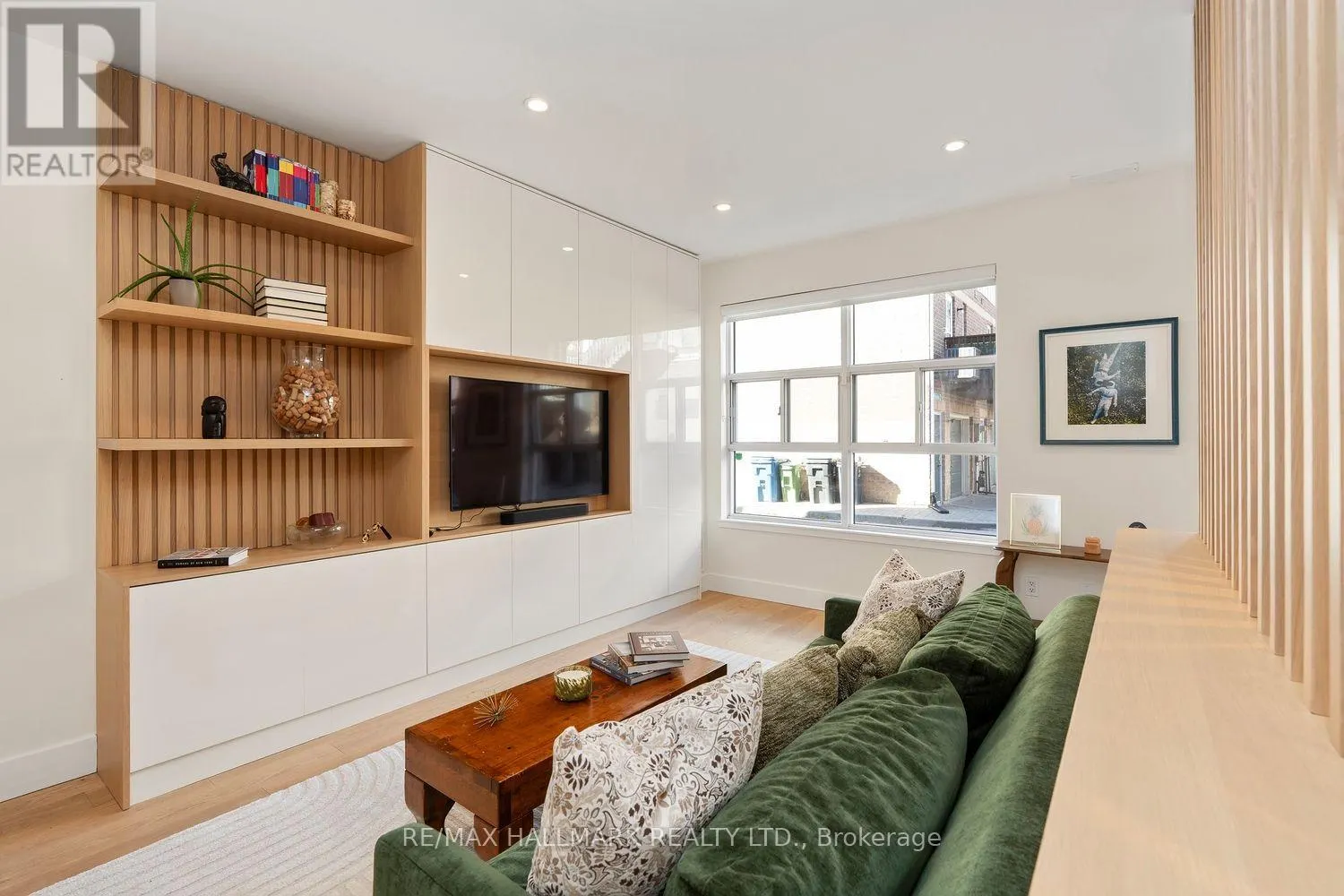 4 - 39 DEKOVEN MEWS