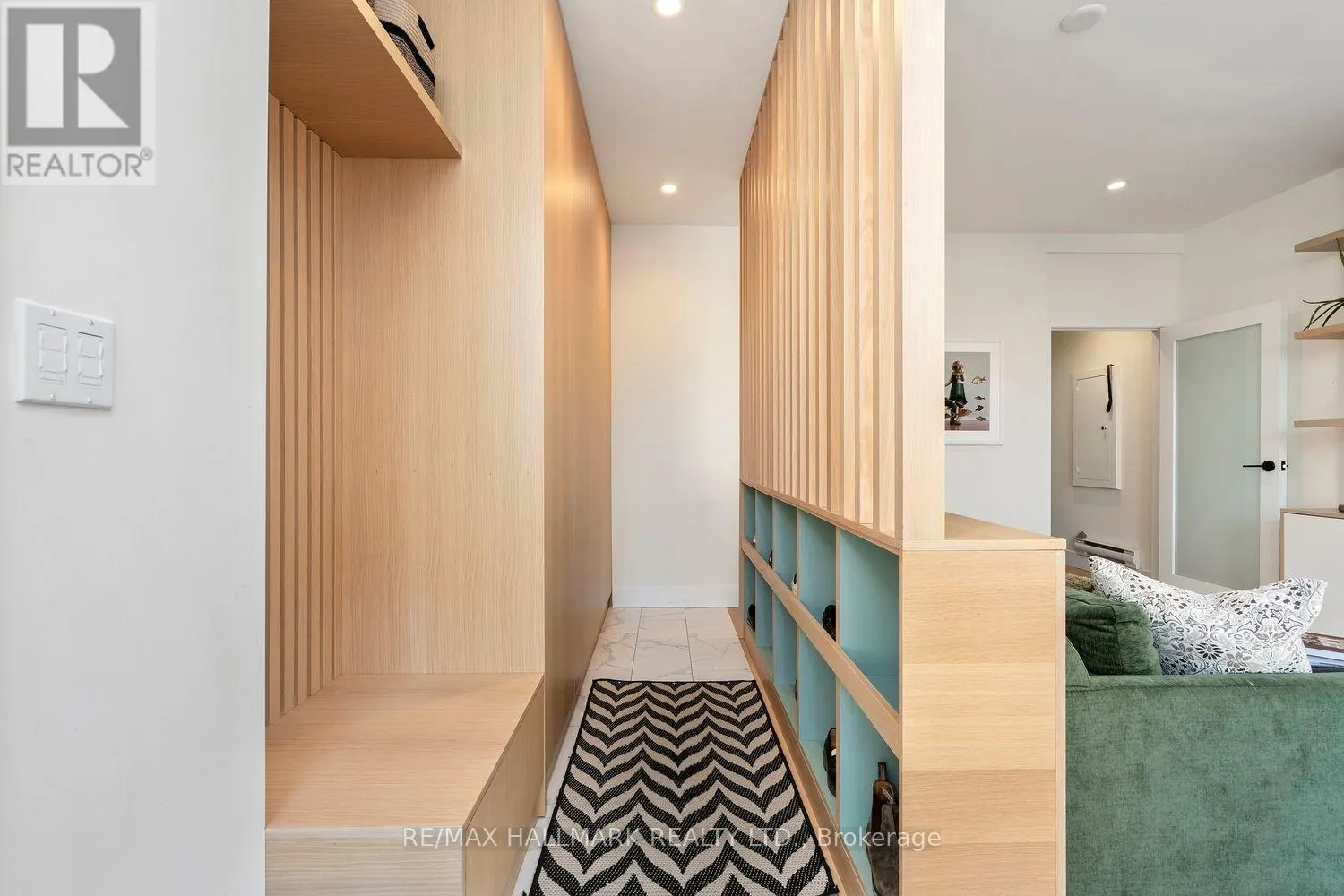 4 - 39 DEKOVEN MEWS