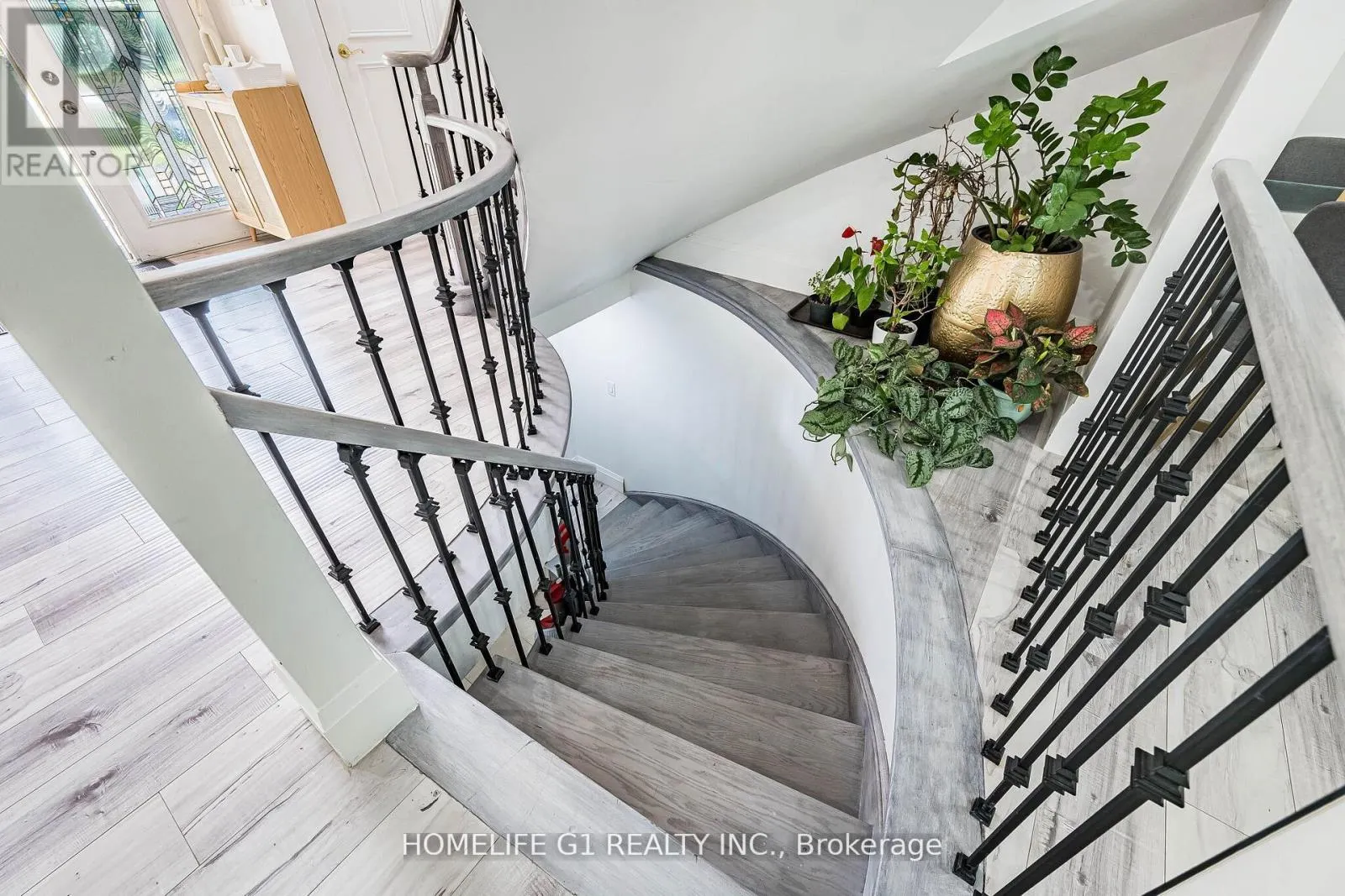 17 CRESCENT HILL DRIVE S