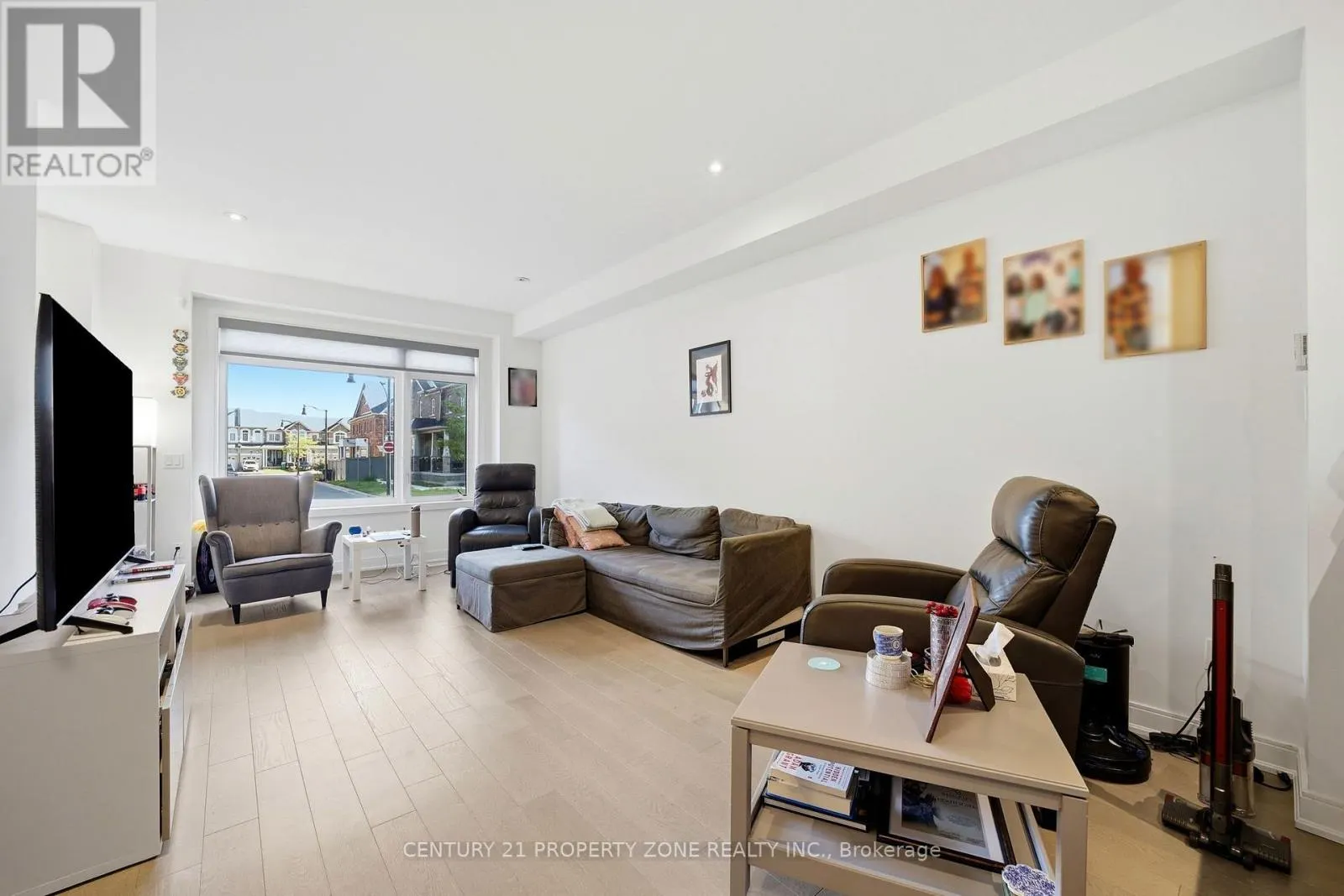 100 PEARMAN CRESCENT