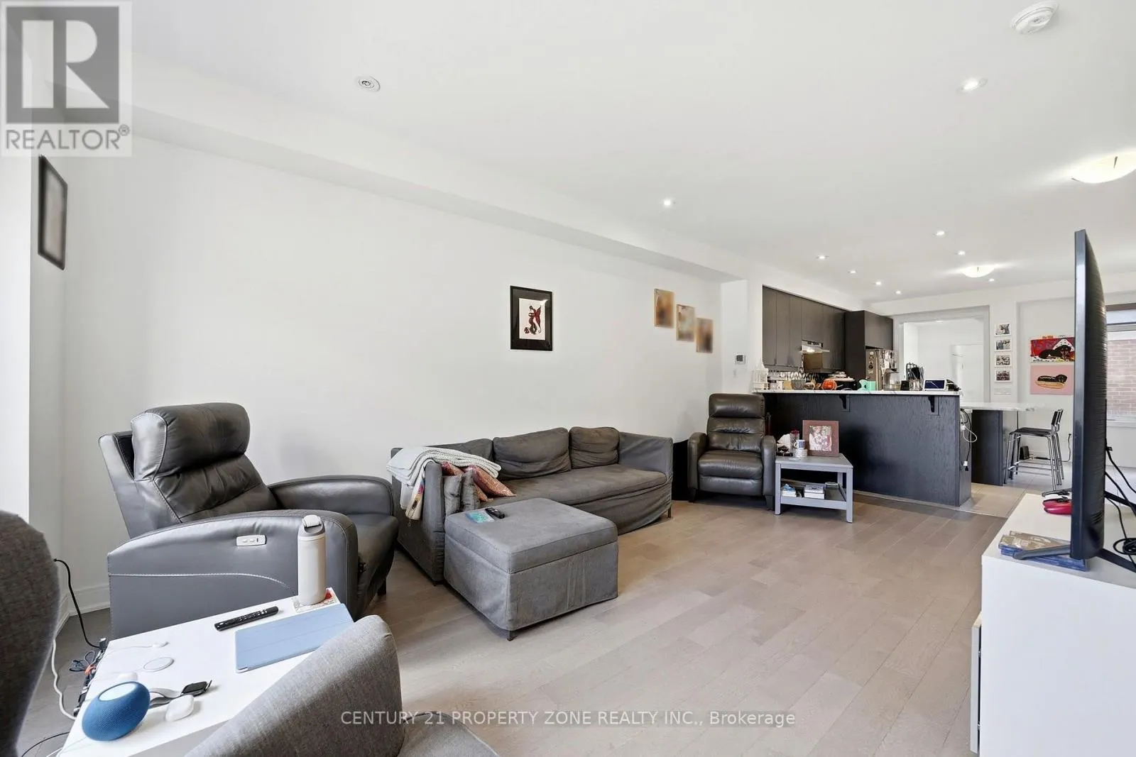 100 PEARMAN CRESCENT