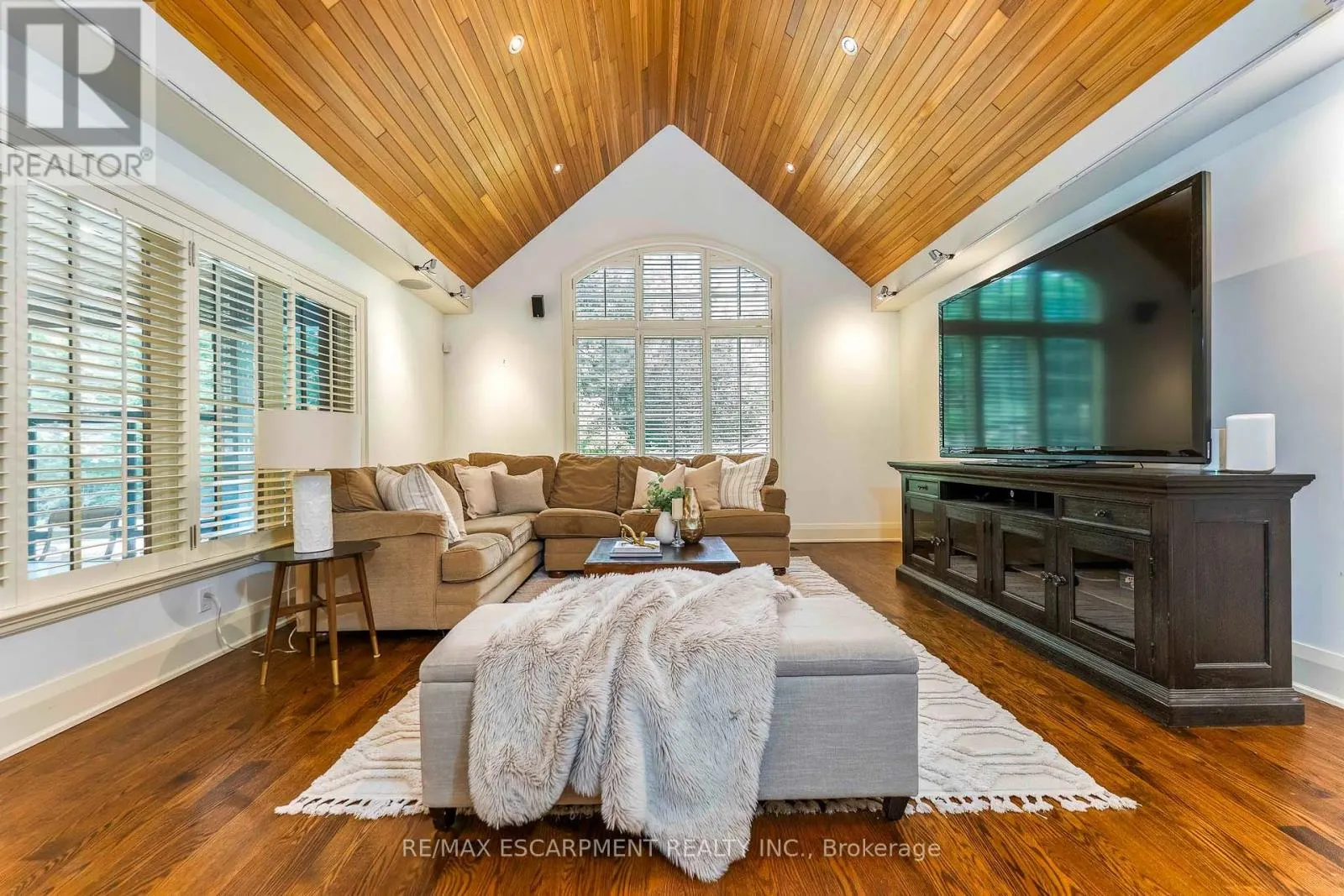 2209 PINENEEDLE ROW