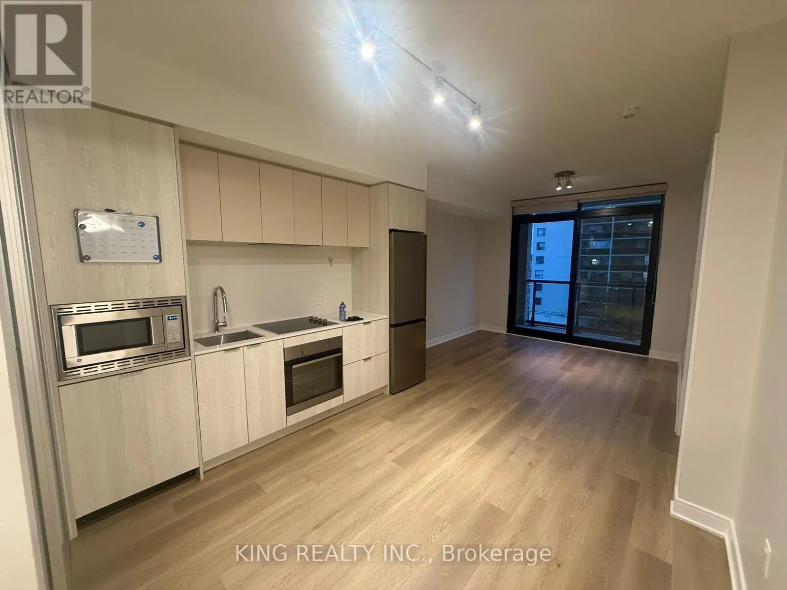 411 - 86 DUNDAS STREET E