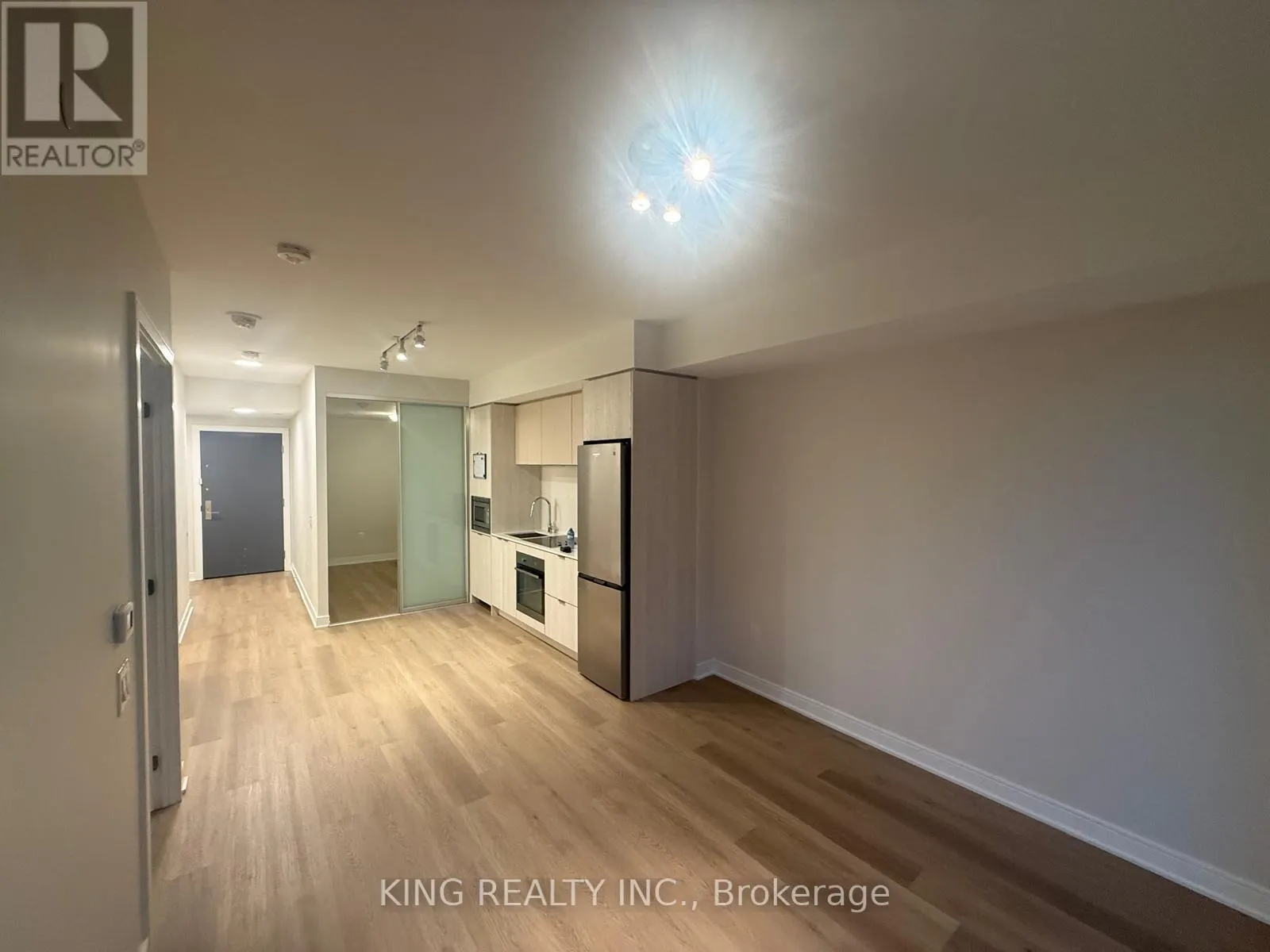 411 - 86 DUNDAS STREET E