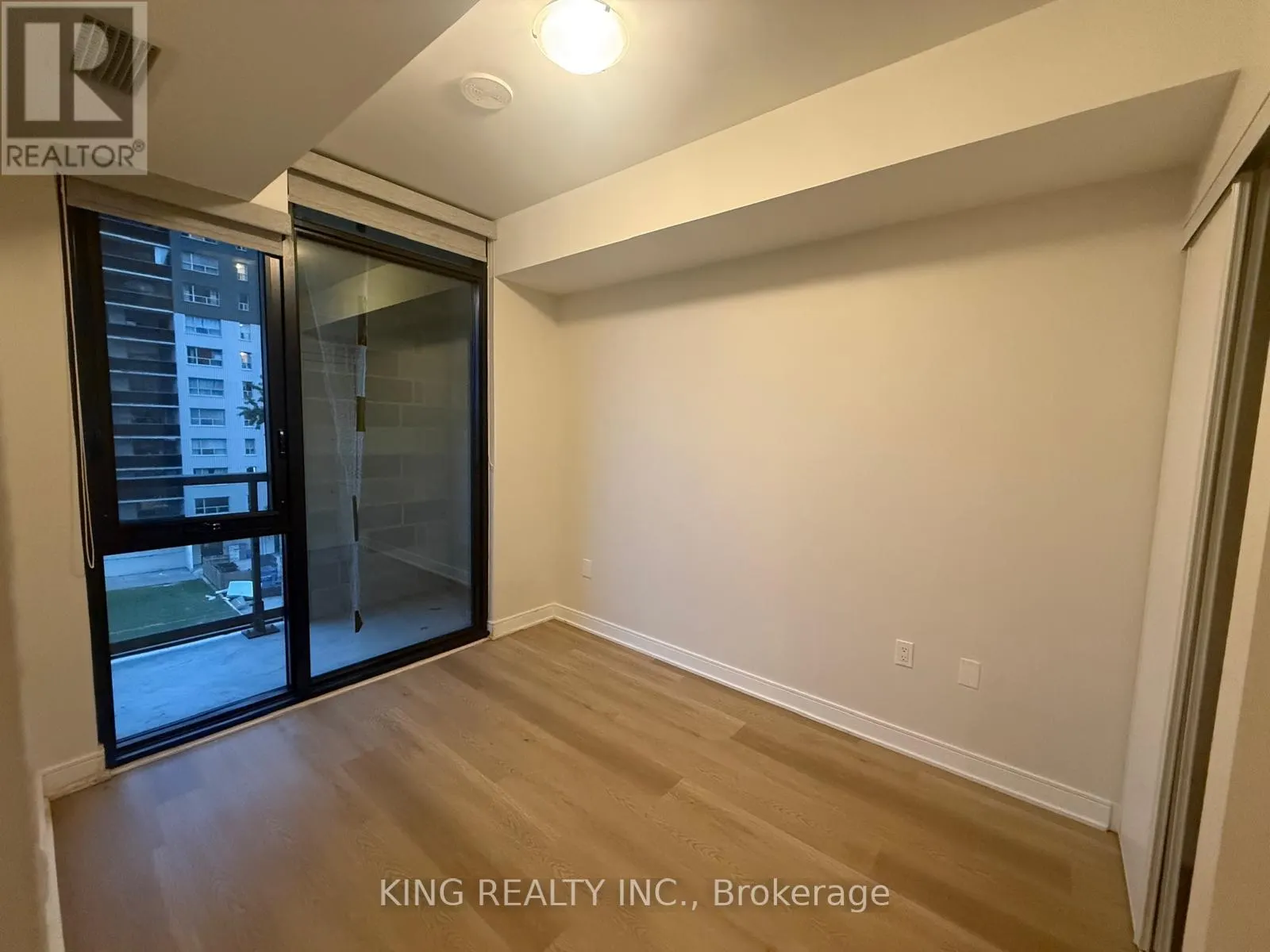 411 - 86 DUNDAS STREET E