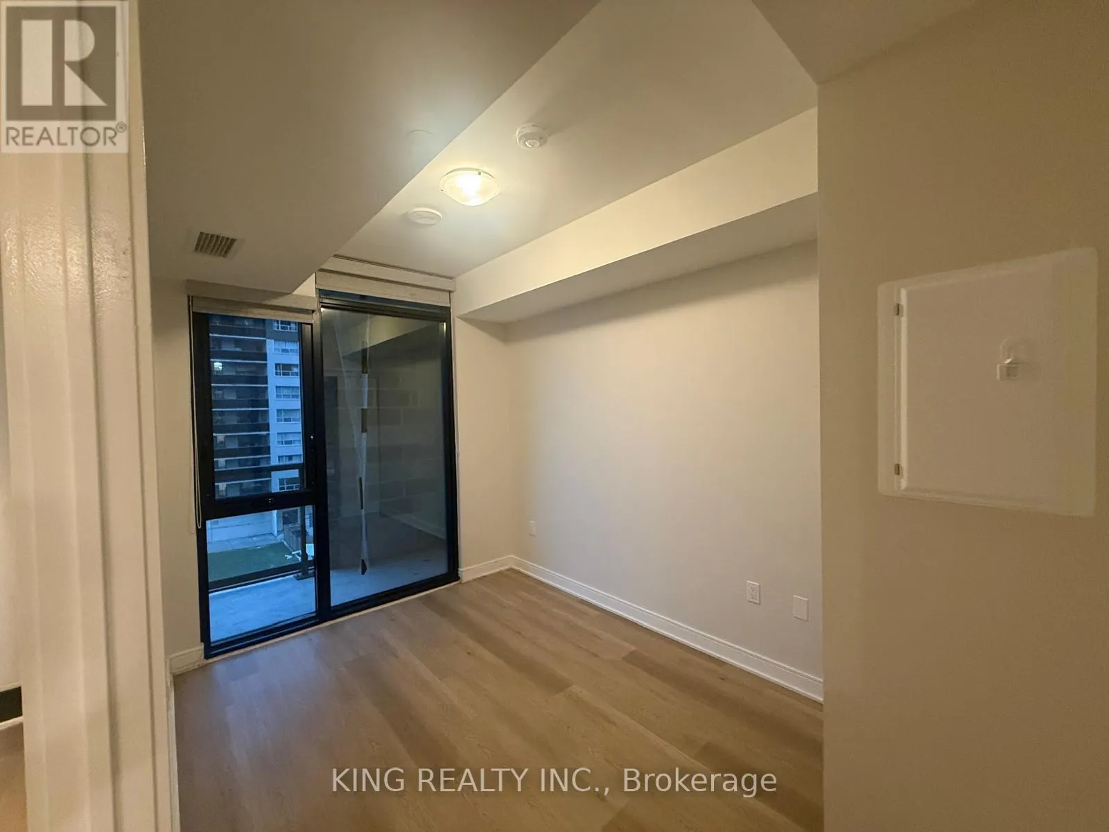 411 - 86 DUNDAS STREET E