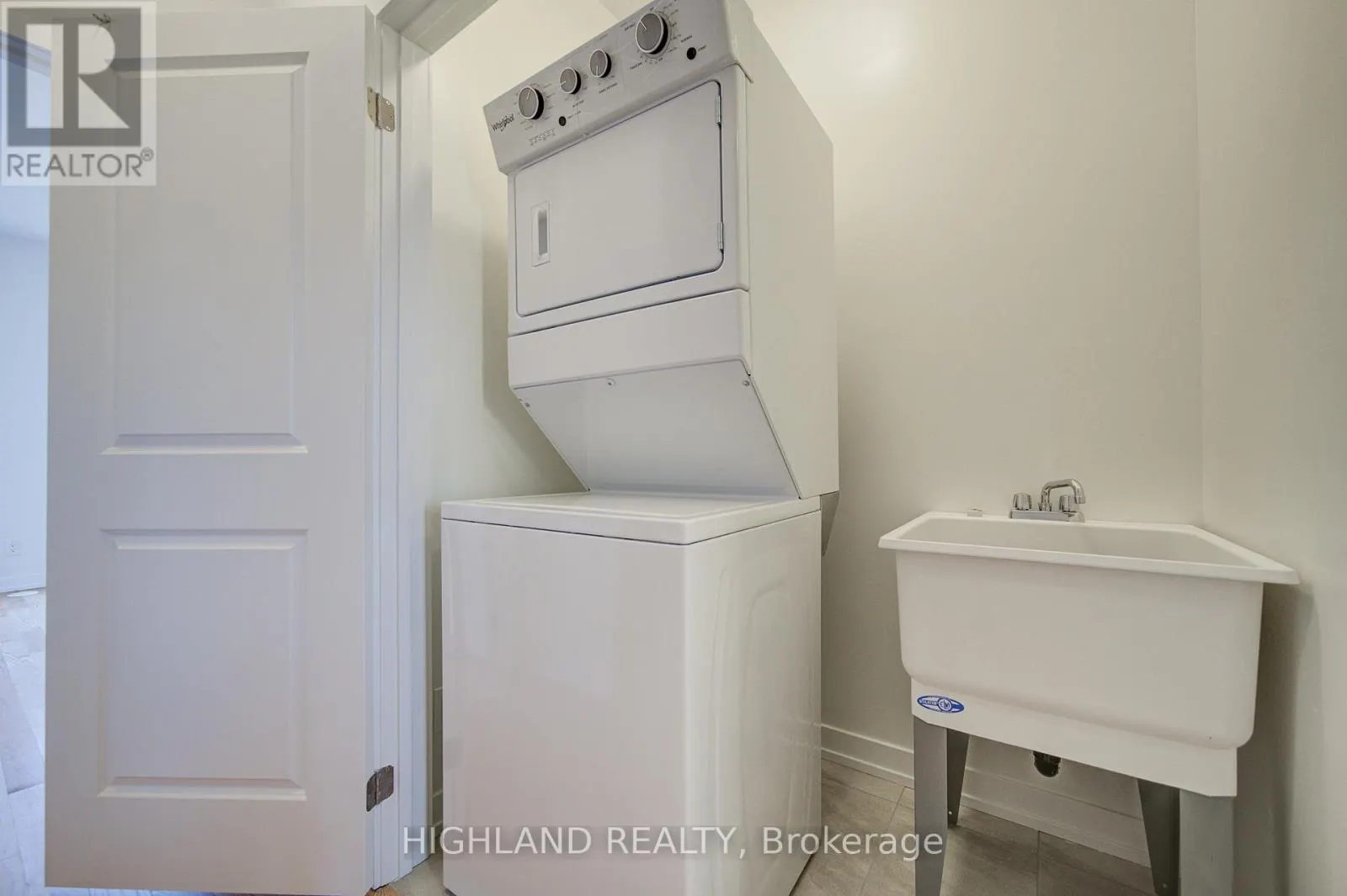 1164 DARTMOUTH CRESCENT