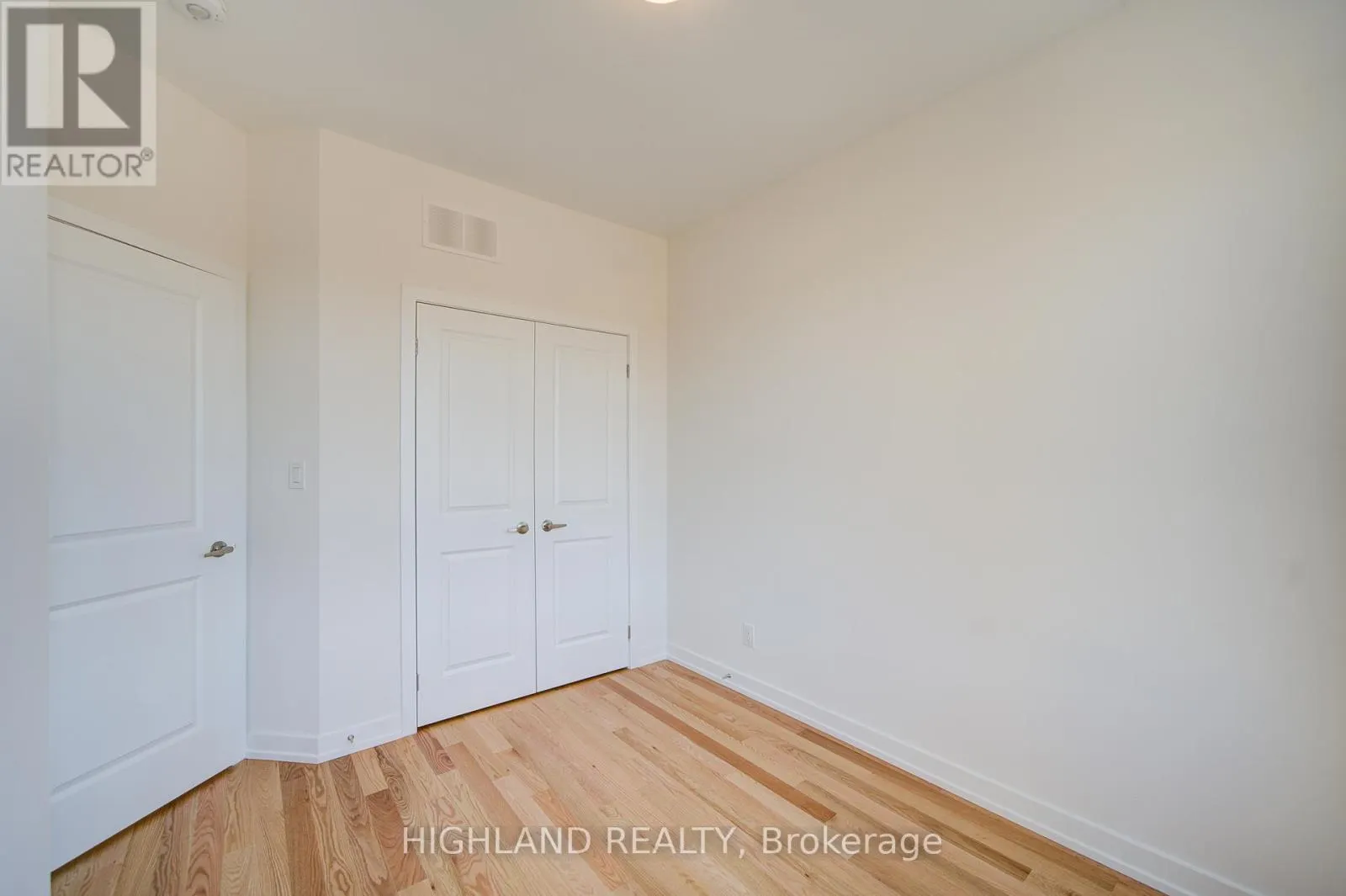 1164 DARTMOUTH CRESCENT