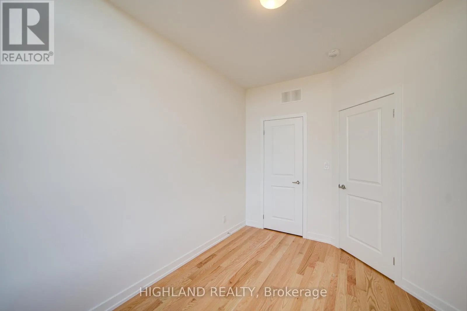 1164 DARTMOUTH CRESCENT
