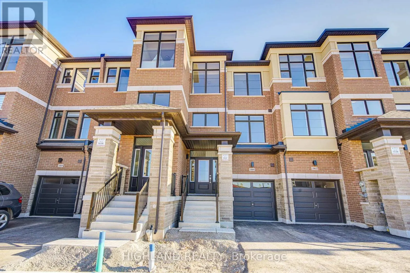 1164 DARTMOUTH CRESCENT