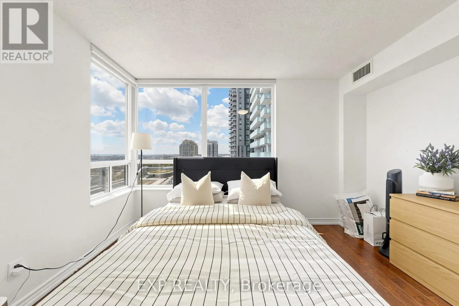 #1428 - 5233 DUNDAS STREET W