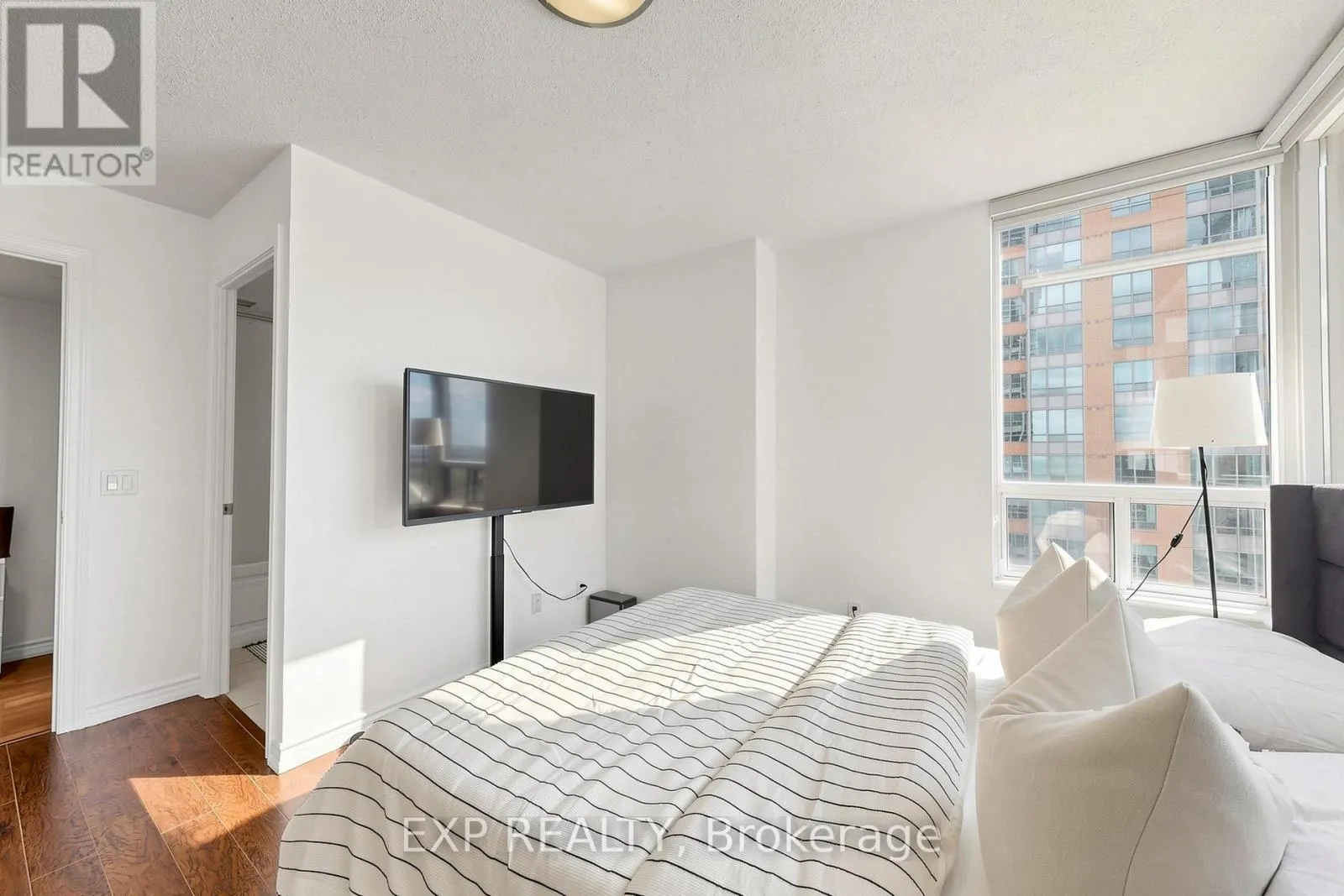 #1428 - 5233 DUNDAS STREET W