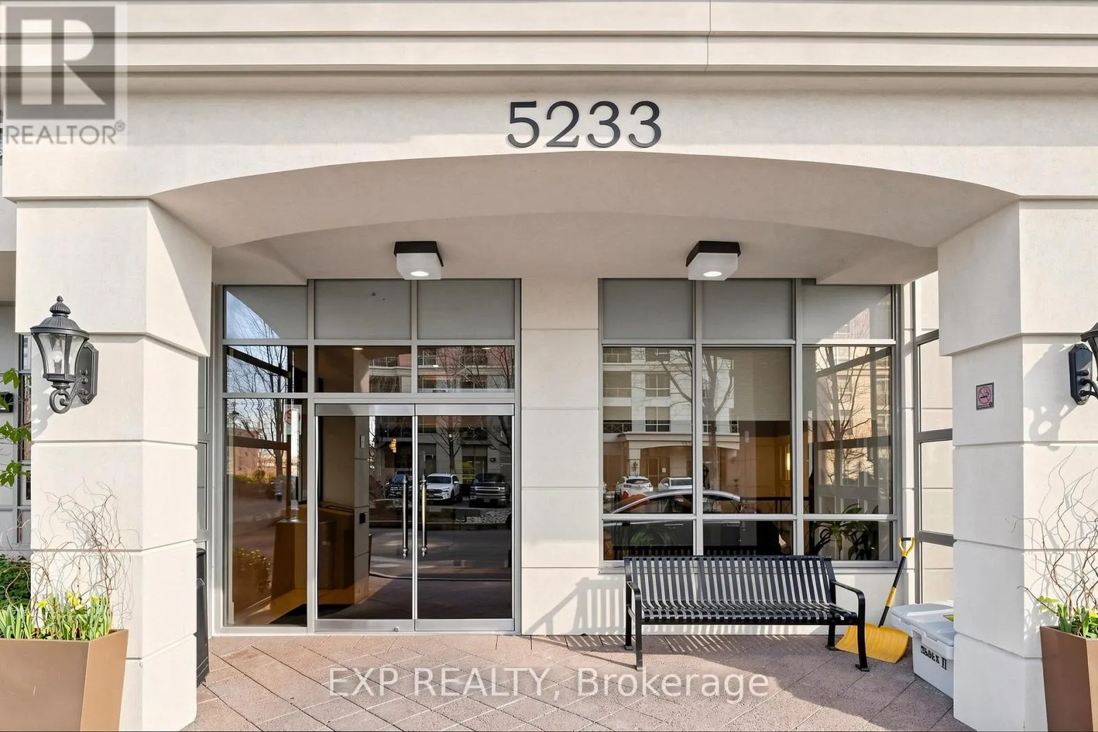 #1428 - 5233 DUNDAS STREET W