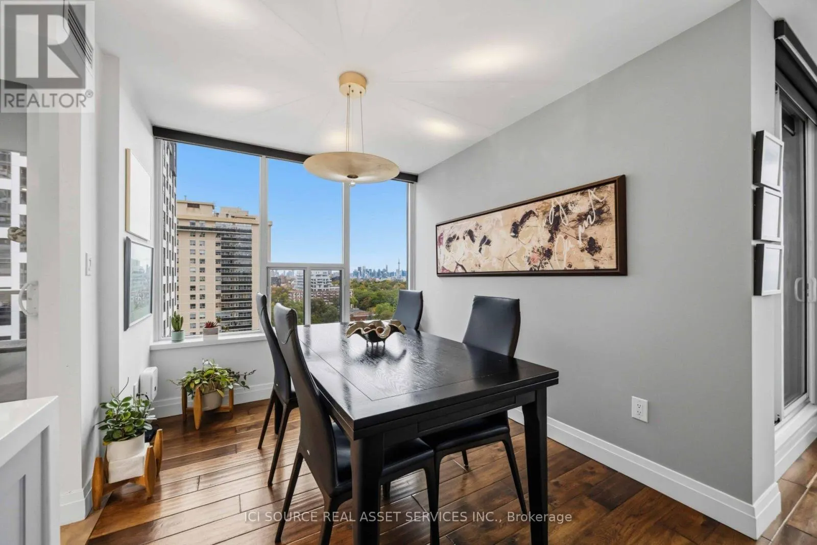 1601 - 50 QUEBEC AVENUE