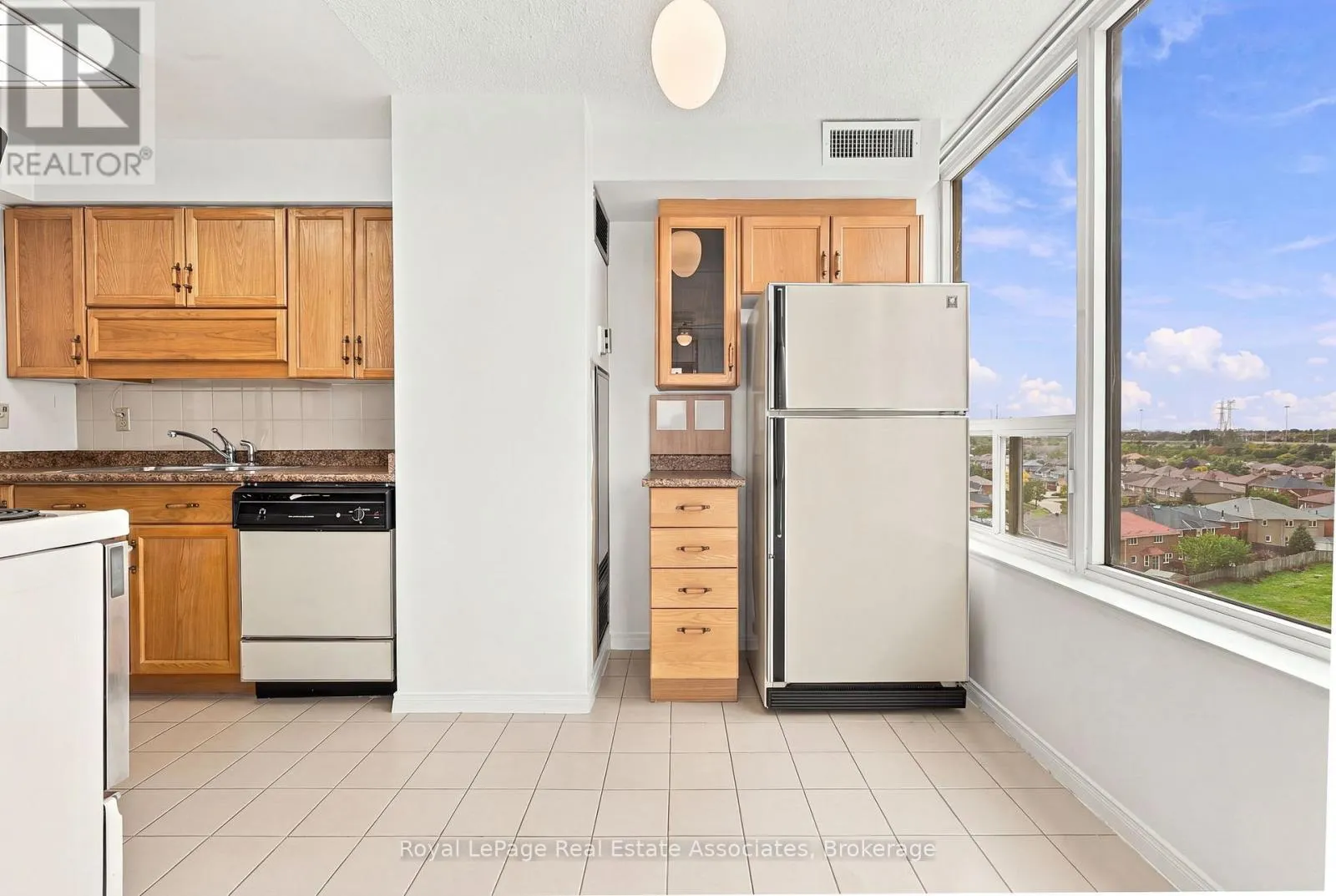 808 - 350 RATHBURN ROAD W