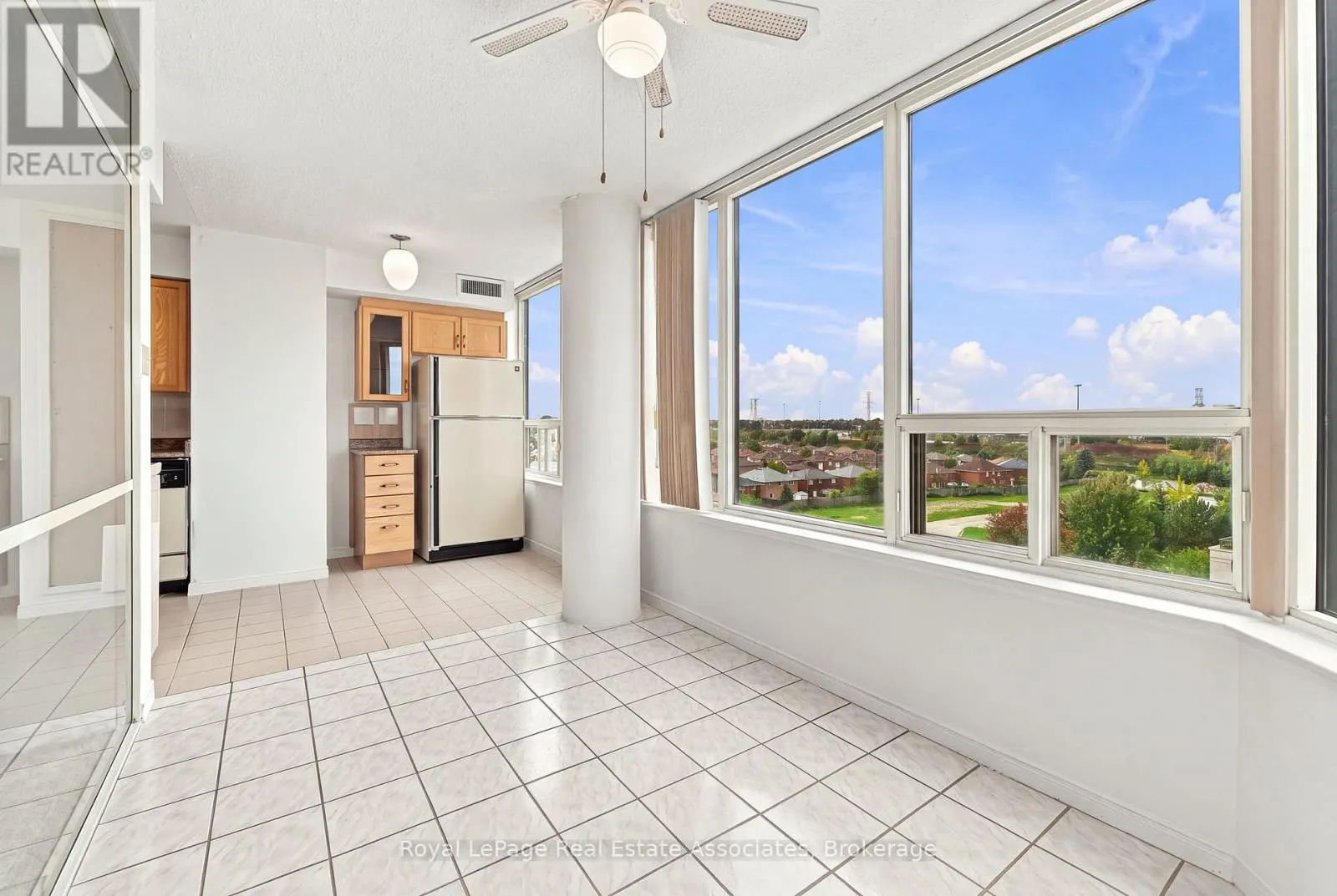 808 - 350 RATHBURN ROAD W