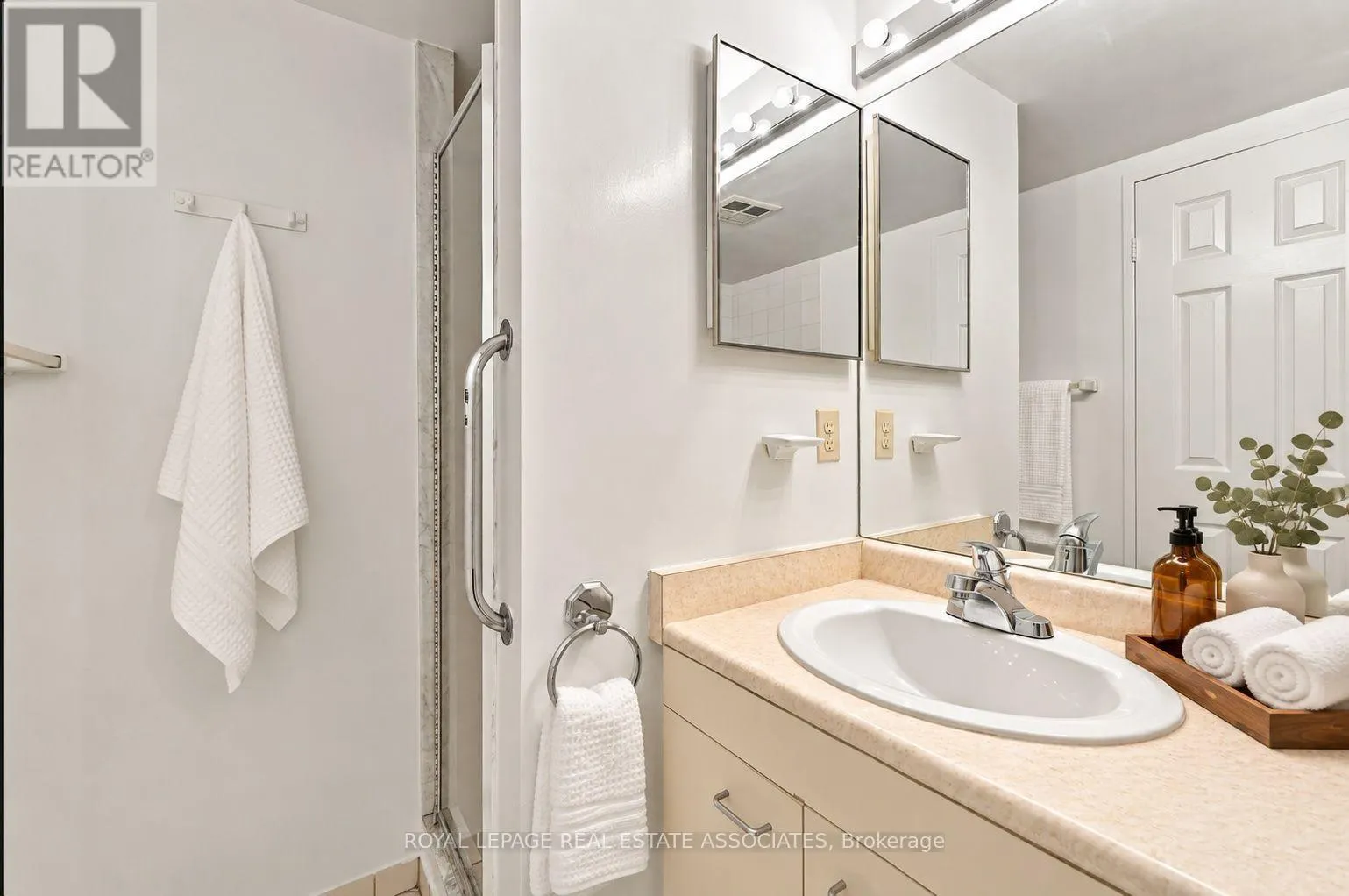 808 - 350 RATHBURN ROAD W