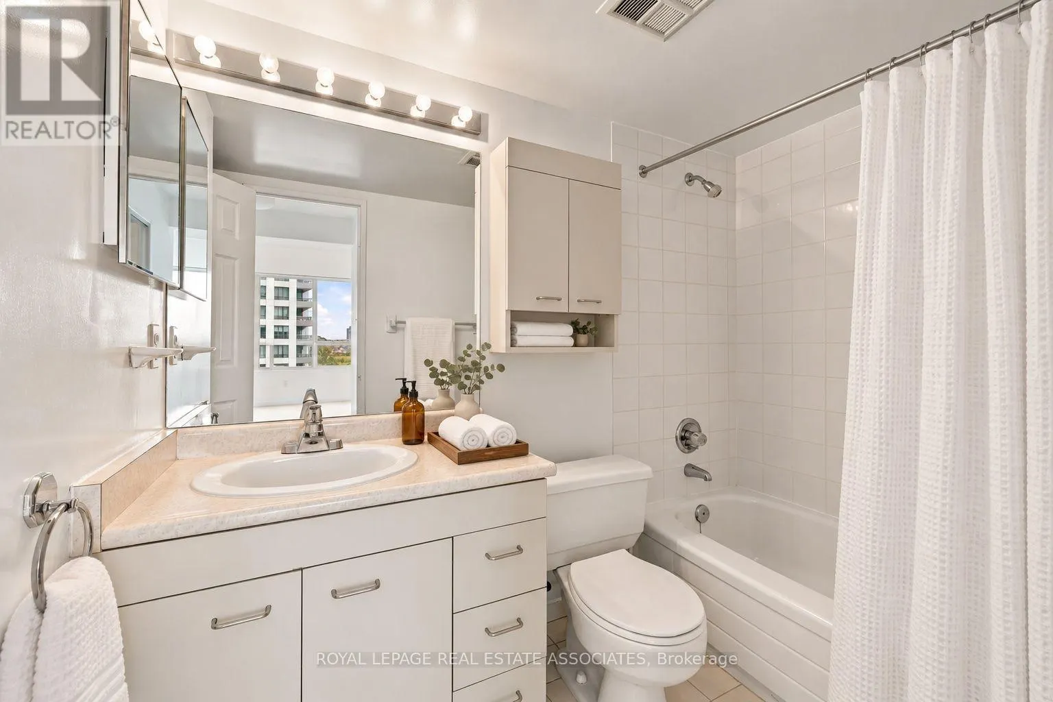 808 - 350 RATHBURN ROAD W