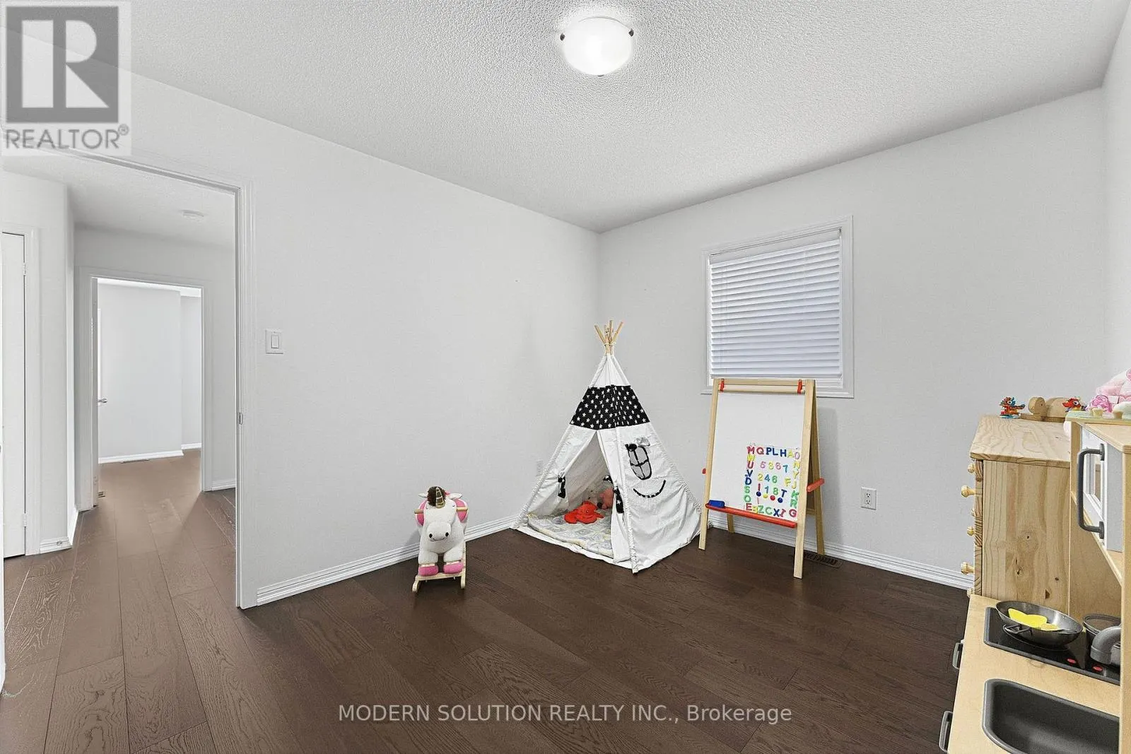 5 WOODCOTE CRESCENT