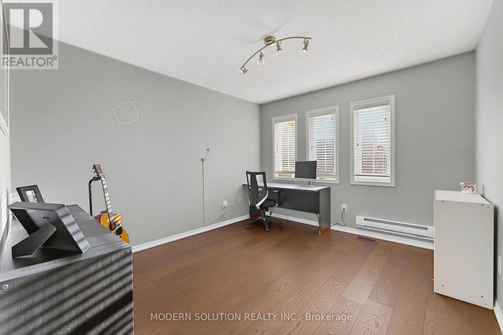 5 WOODCOTE CRESCENT