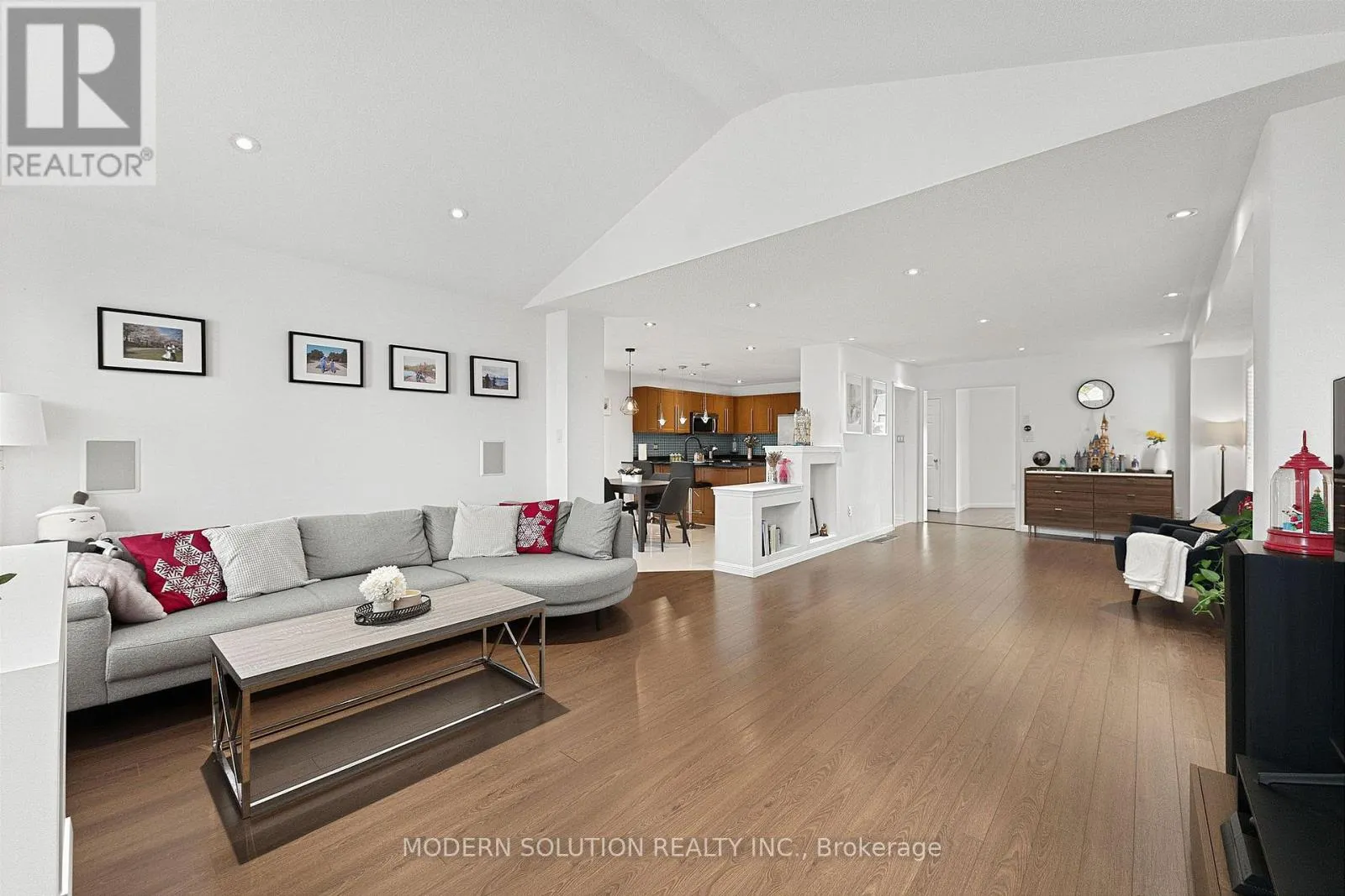 5 WOODCOTE CRESCENT