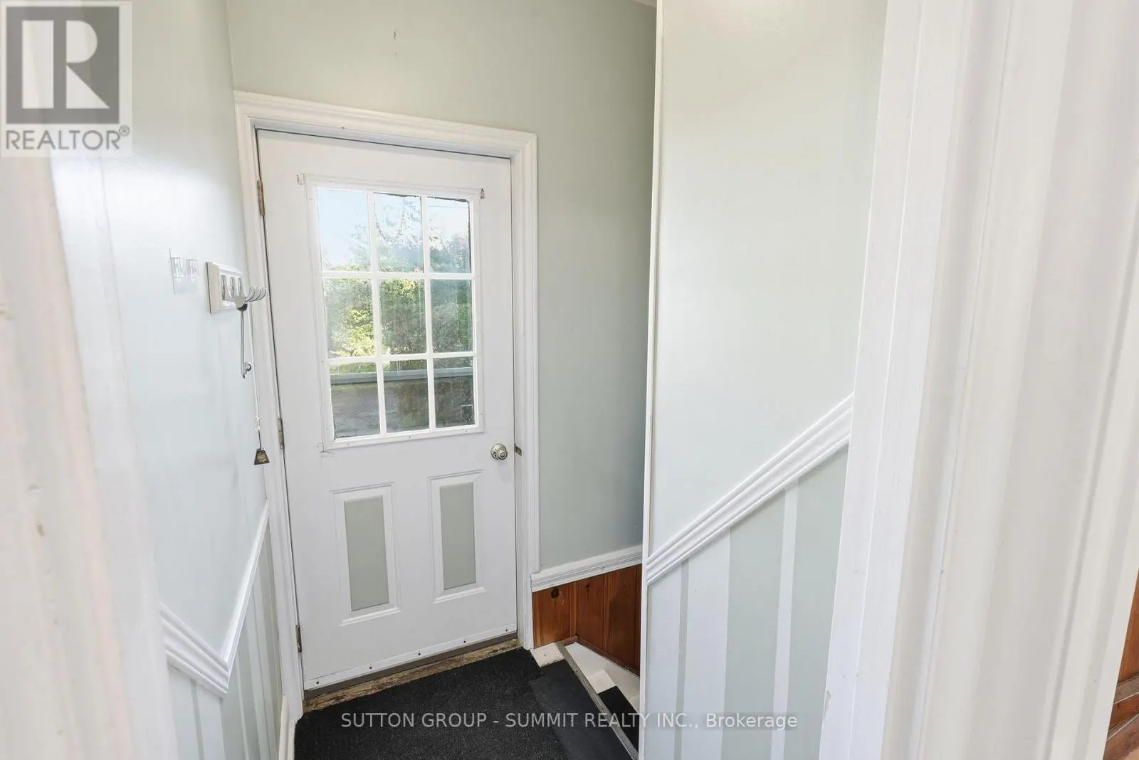 2117 MAPLEWOOD DRIVE