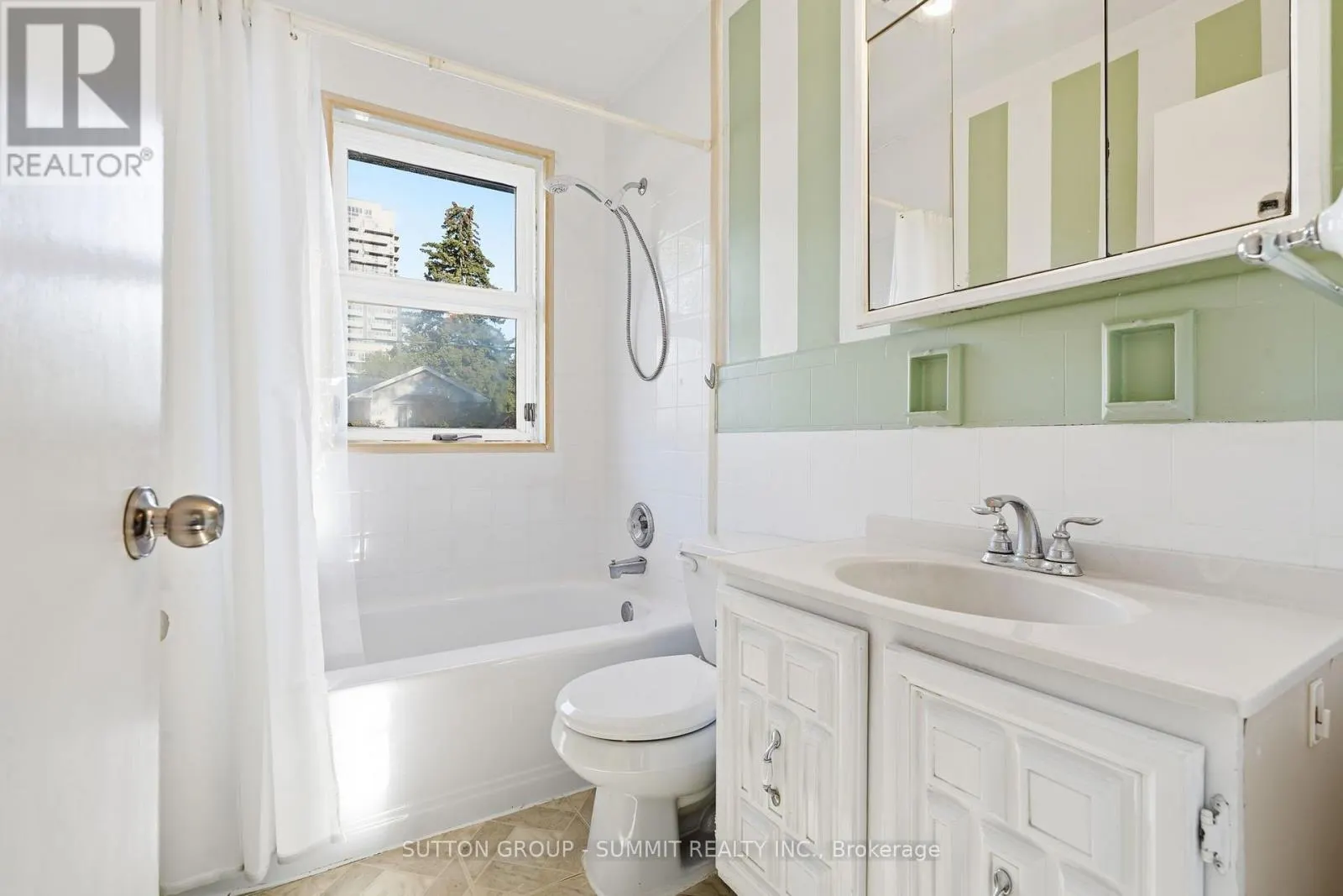 2117 MAPLEWOOD DRIVE