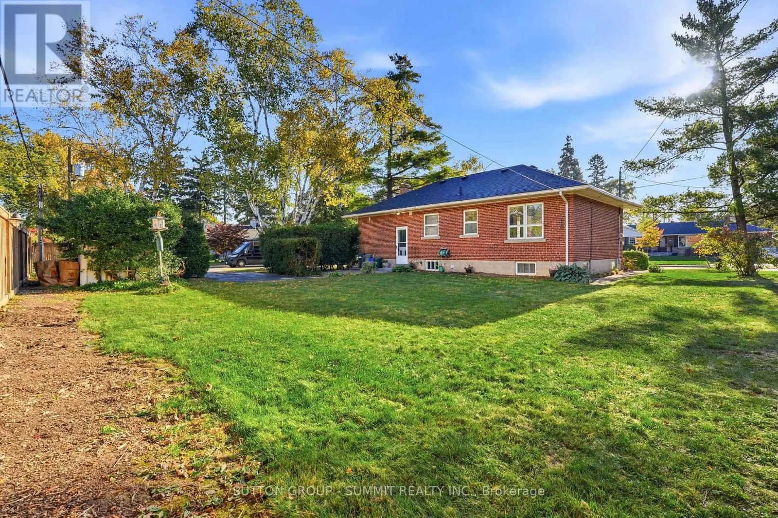 2117 MAPLEWOOD DRIVE