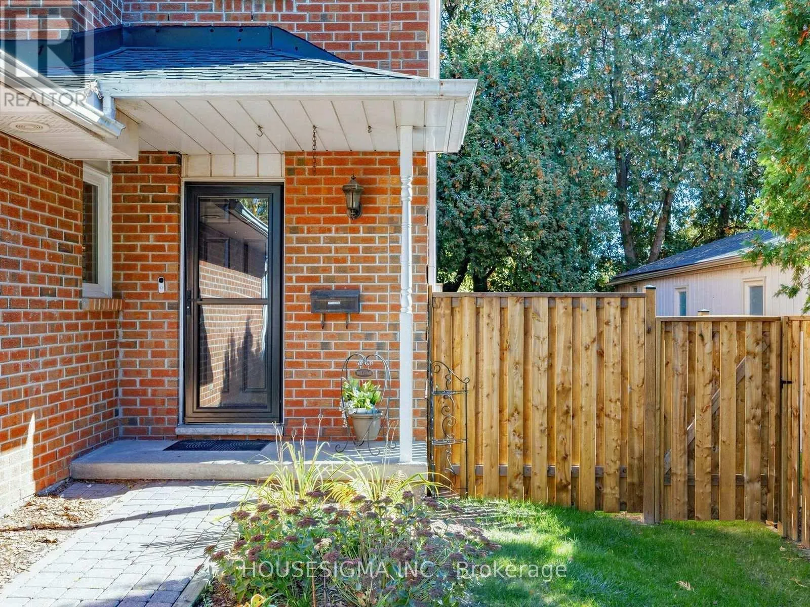 17 - 935 KING ROAD