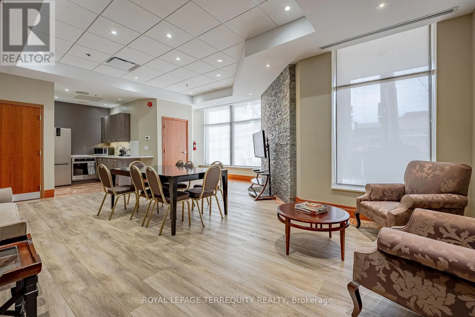 407 - 935 ROYAL YORK ROAD