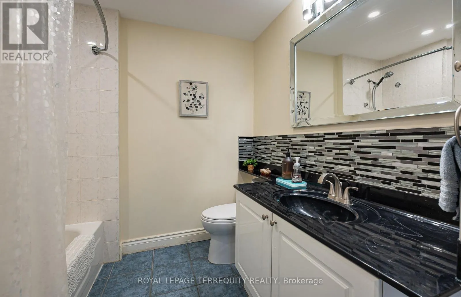 407 - 935 ROYAL YORK ROAD
