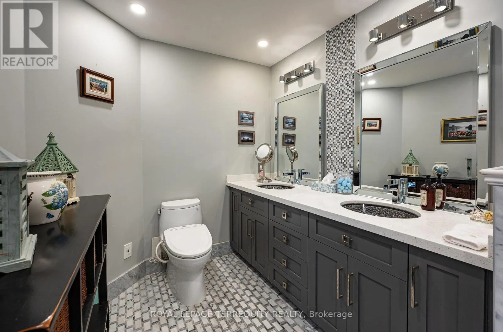 407 - 935 ROYAL YORK ROAD